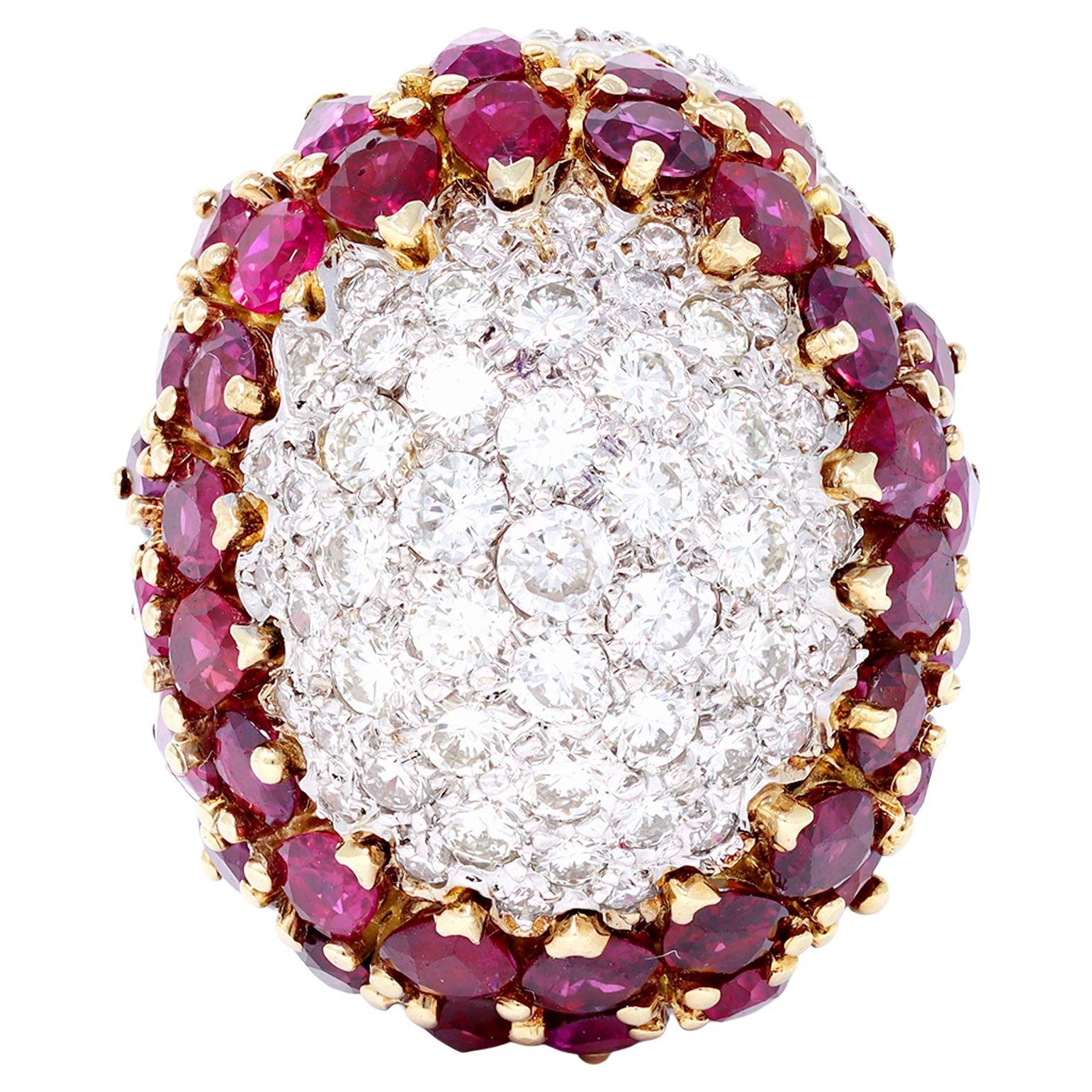 Importante bague cocktail à dôme en diamants et rubis, c. 1970 en vente
