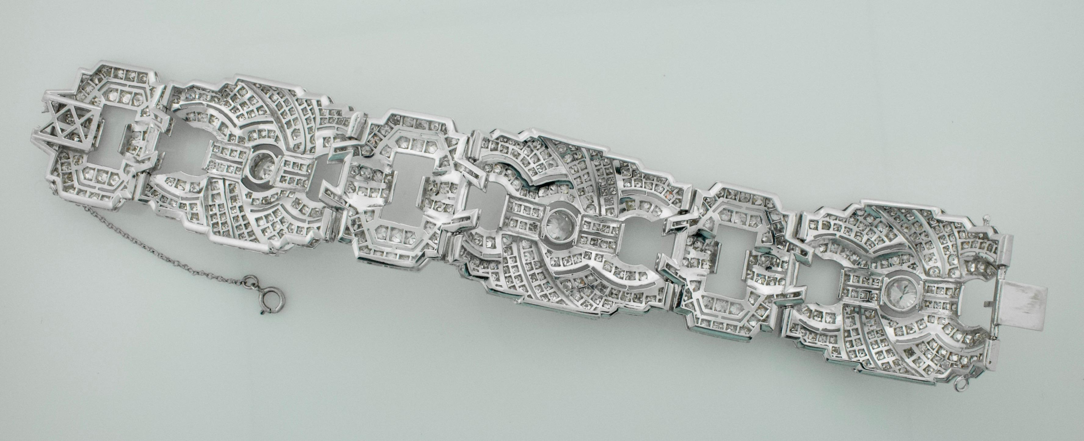 Wichtiges Diamantarmband aus Platin  Circa 1920er Jahre
Drei Diamanten im alten europäischen Schliff mit einem Gewicht von etwa 2,45 Karat
Sechshundertundsechzig alte europäische Diamanten im Einzelschliff mit einem Gewicht von ca. 23,00 Karat