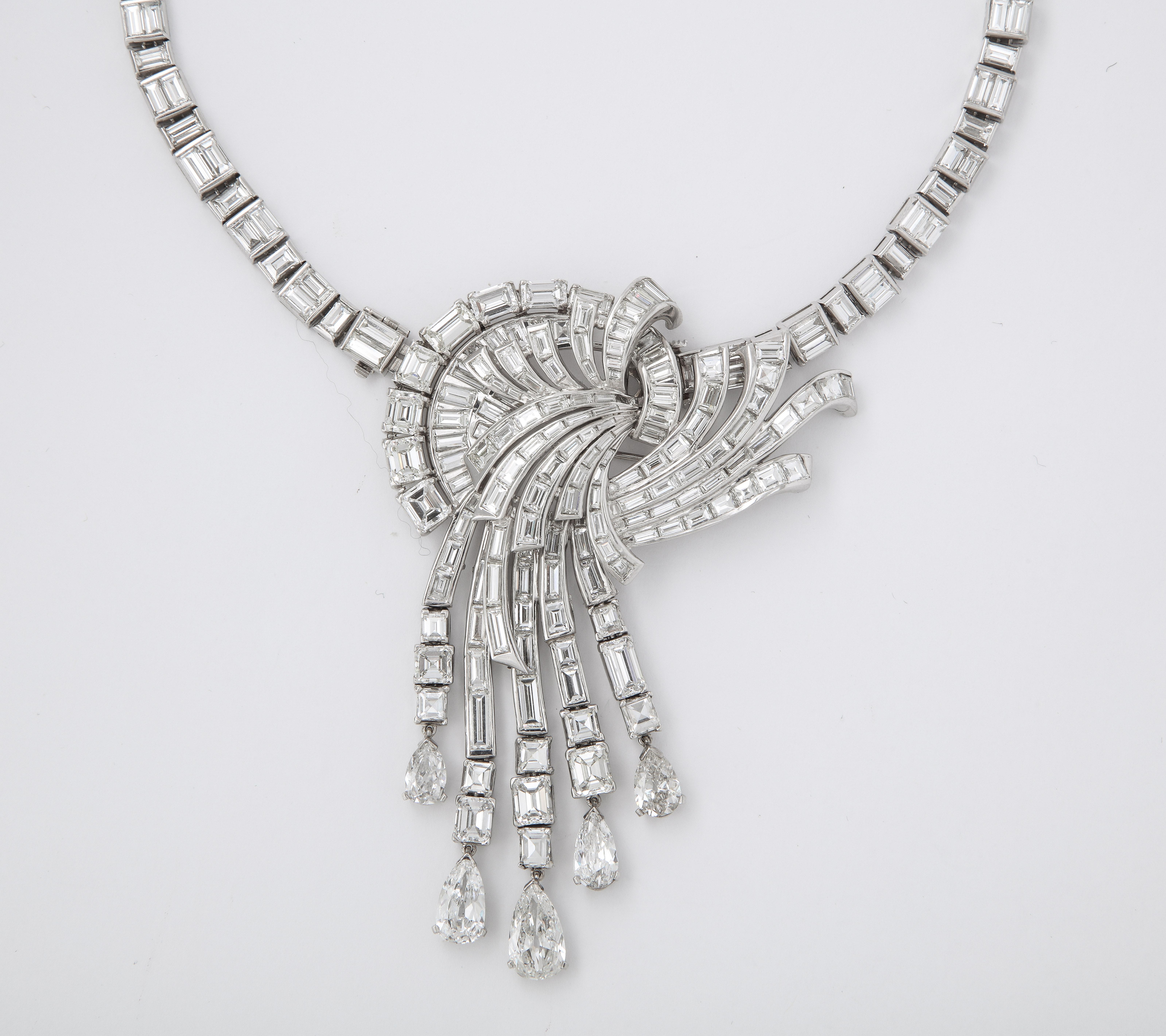 Wichtige Diamant Cascade Halskette

Hergestellt CIRCA 1950

Kann in zwei Armbänder und eine Brosche umgewandelt werden.

Gesamtgewicht der Diamanten: 54,45 CT
1. Armband Abmessungen: 7