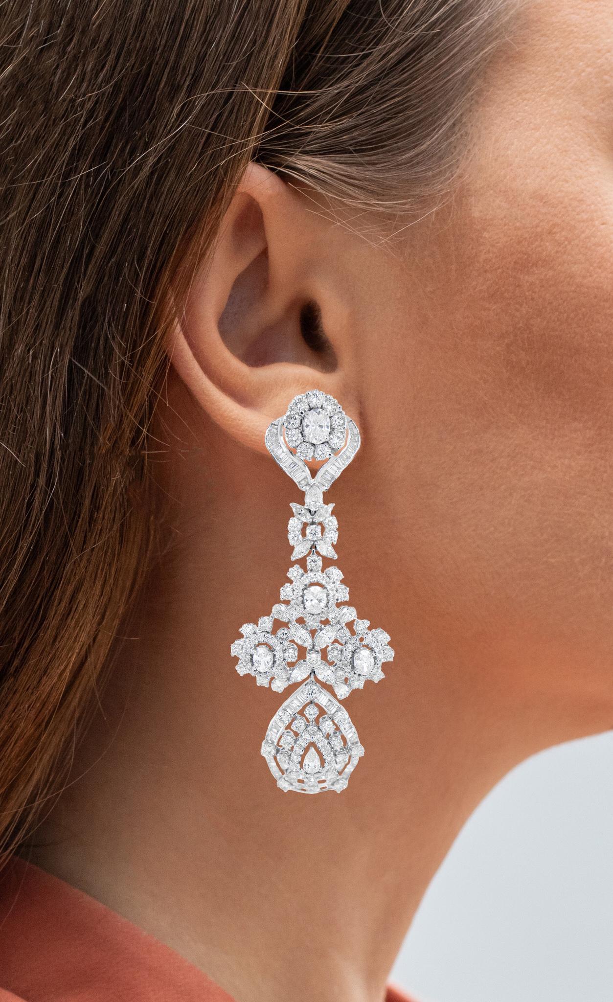 It comes with the Gemological Appraisal by GIA GG/AJP
All Gemstones are Natural
Diamonds = 16.05 Carats
Metal: 18K White Gold
Dimensions: 73 x 23 mm