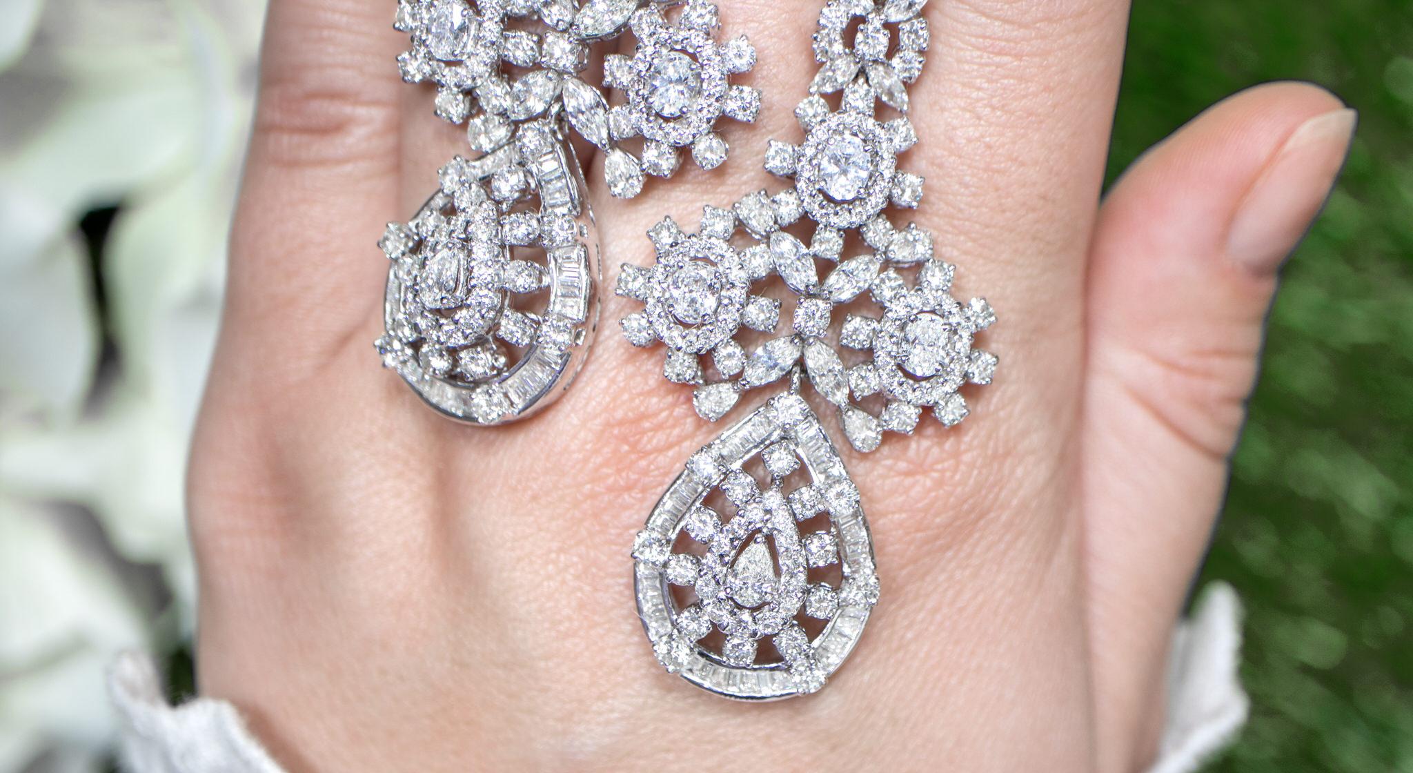 Mixed Cut Important Diamond Chandelier Earrings 16 Carats 18K White Gold For Sale