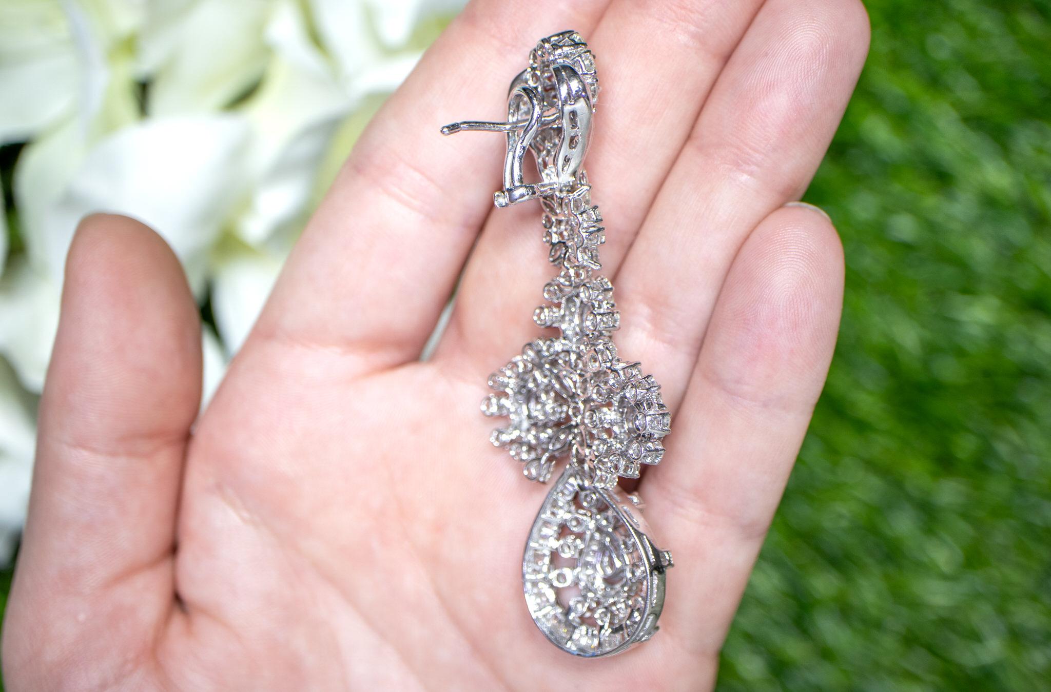 Important Diamond Chandelier Earrings 16 Carats 18K White Gold In Excellent Condition For Sale In Laguna Niguel, CA