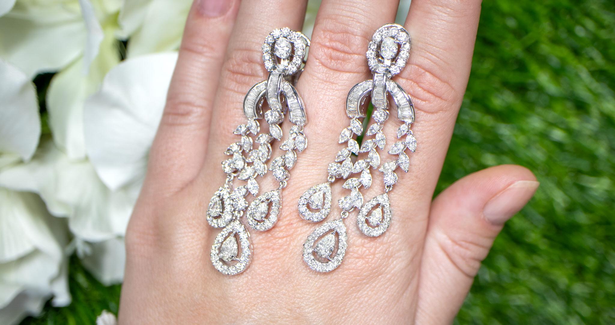 Contemporain Importantes boucles d'oreilles chandelier en or blanc 18 carats avec diamants 9,66 carats en vente