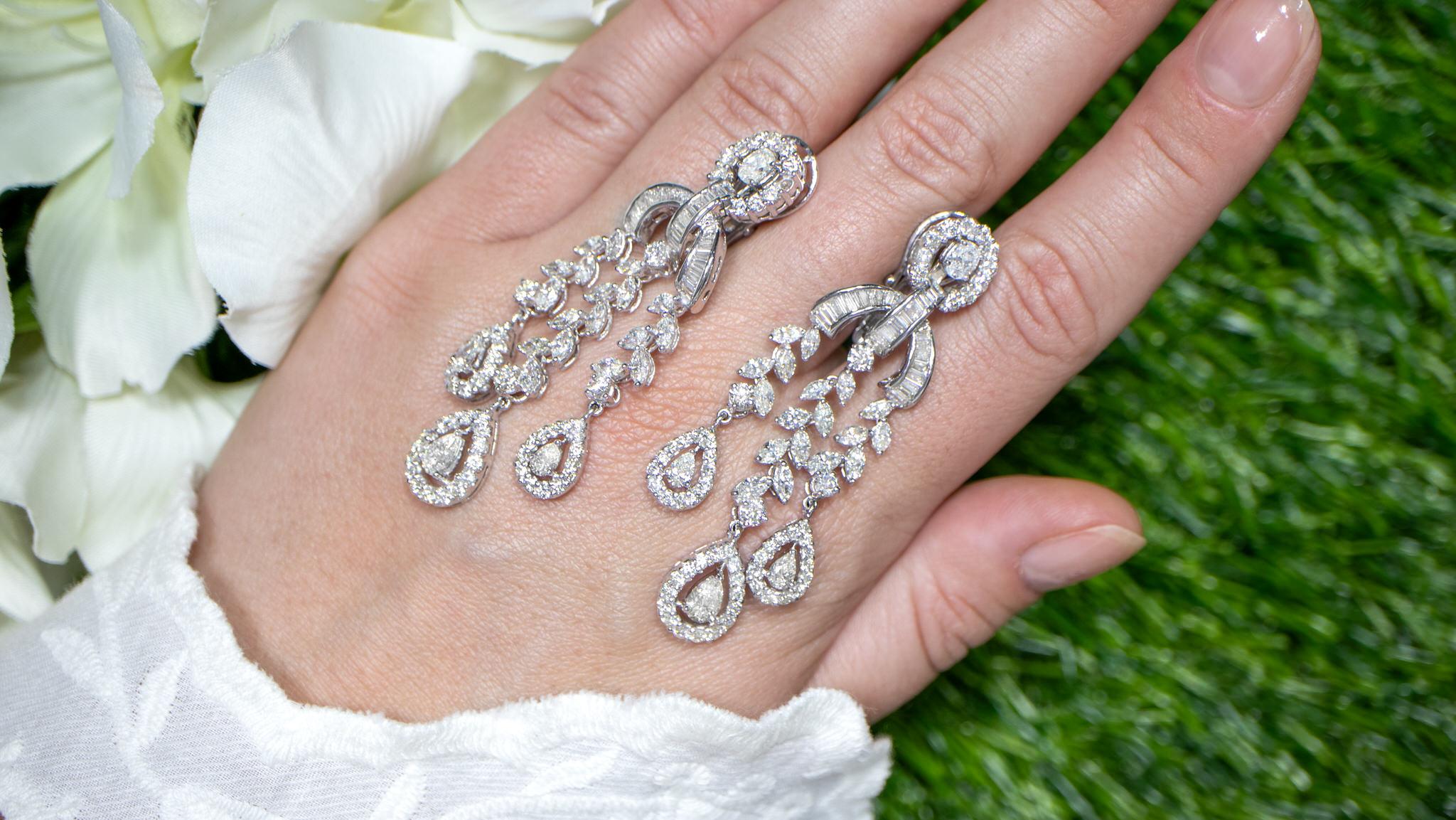Taille mixte Importantes boucles d'oreilles chandelier en or blanc 18 carats avec diamants 9,66 carats en vente