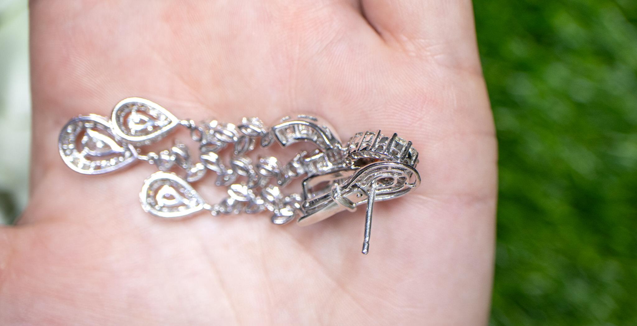 Important Diamond Chandelier Earrings 9.66 Carats 18K White Gold In Excellent Condition For Sale In Aliso Viejo, CA