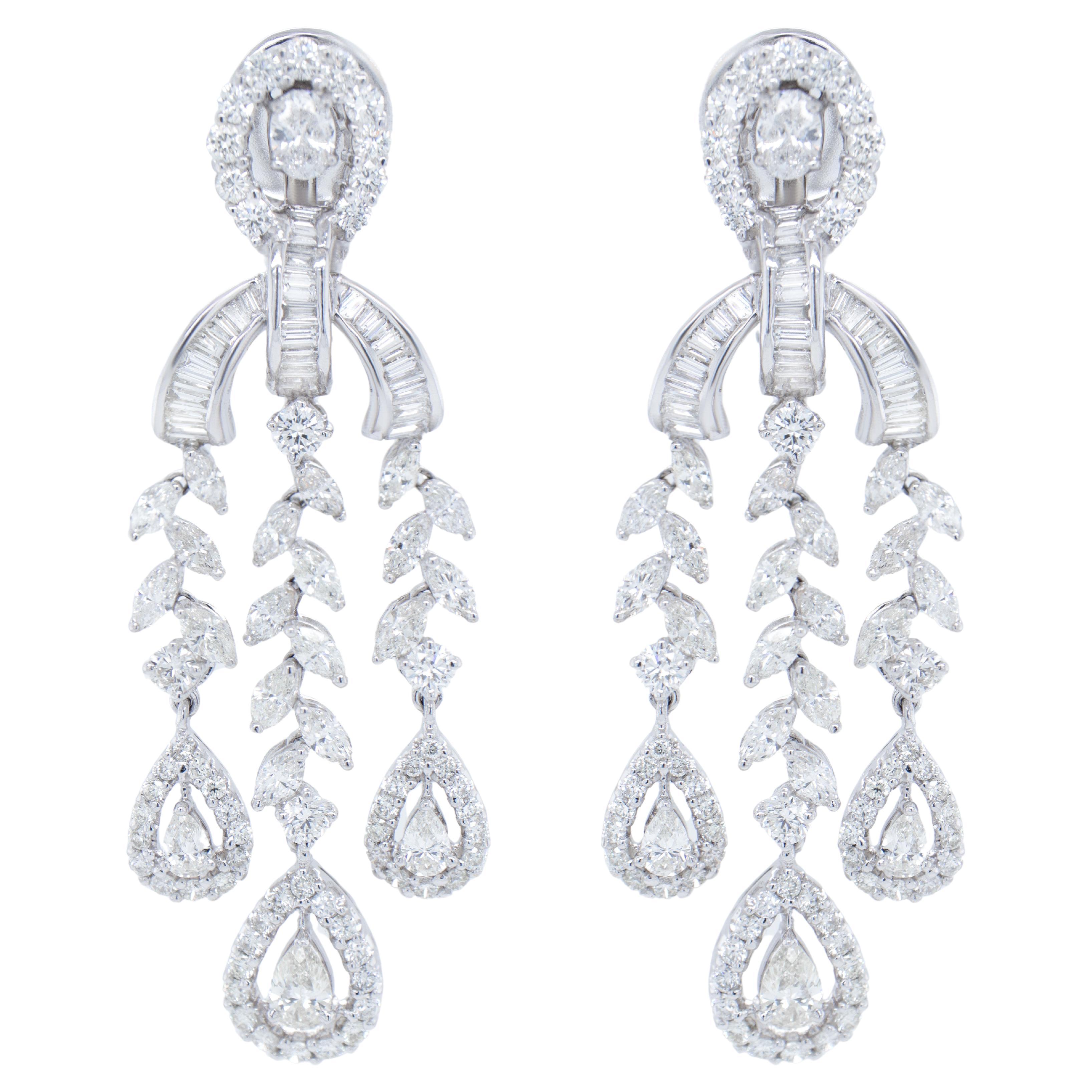 Importantes boucles d'oreilles chandelier en or blanc 18 carats avec diamants 9,66 carats en vente