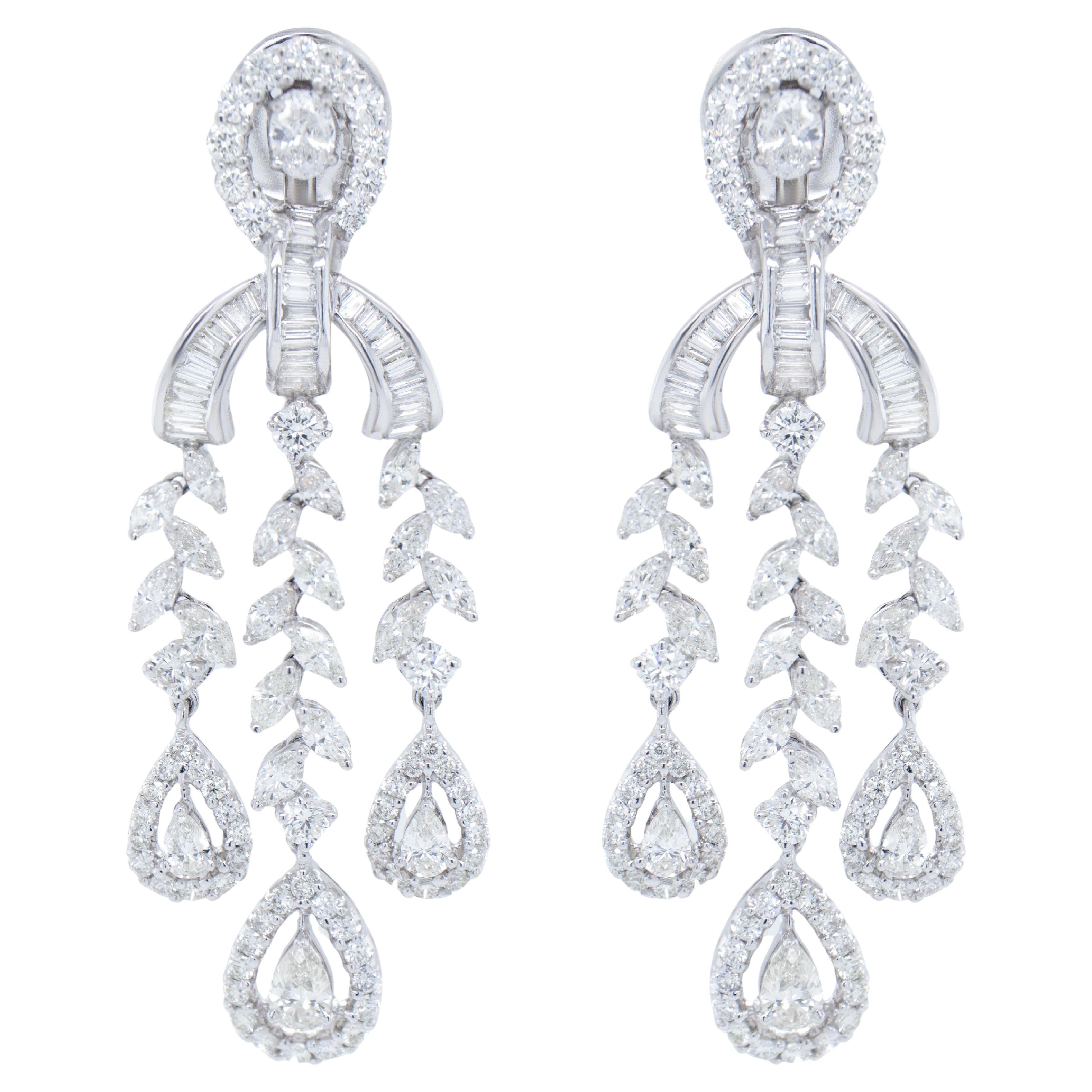 Importantes boucles d'oreilles chandelier en or blanc 18 carats avec diamants 9,66 carats en vente