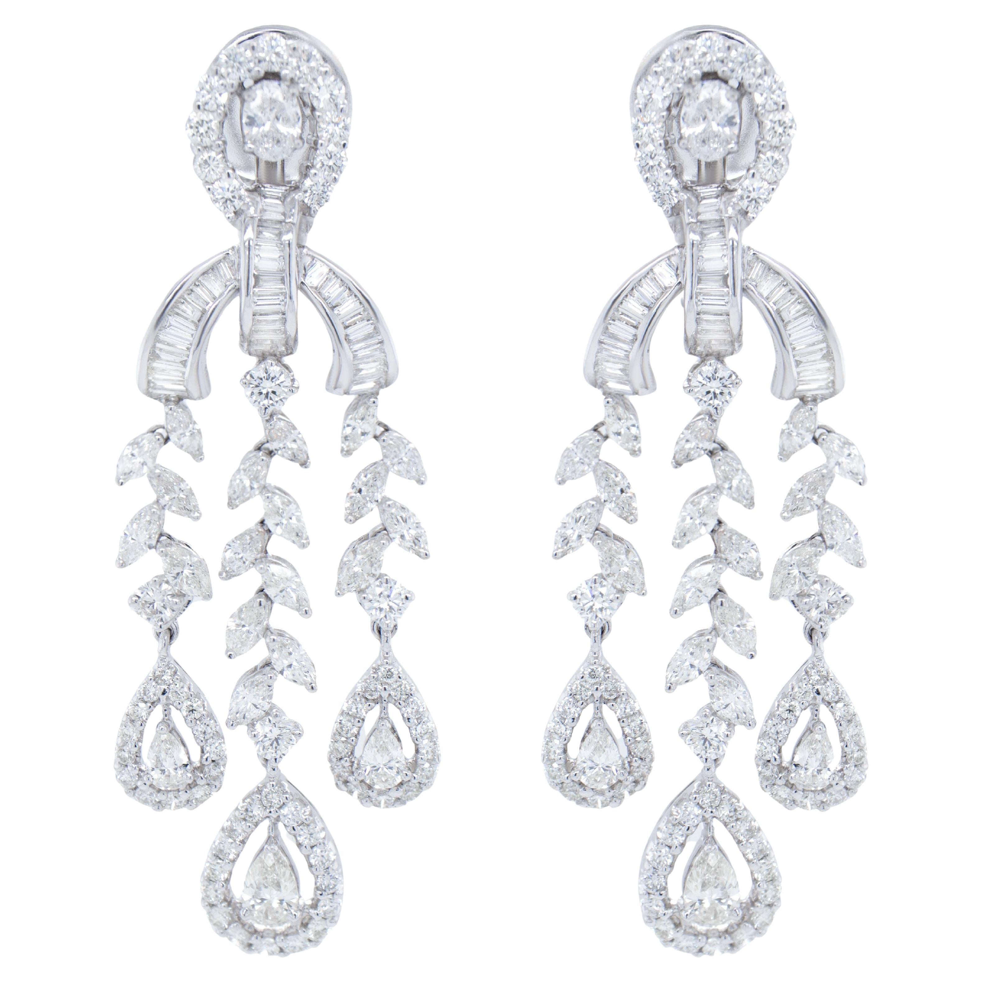 Importantes boucles d'oreilles chandelier en or blanc 18 carats avec diamants 9,66 carats