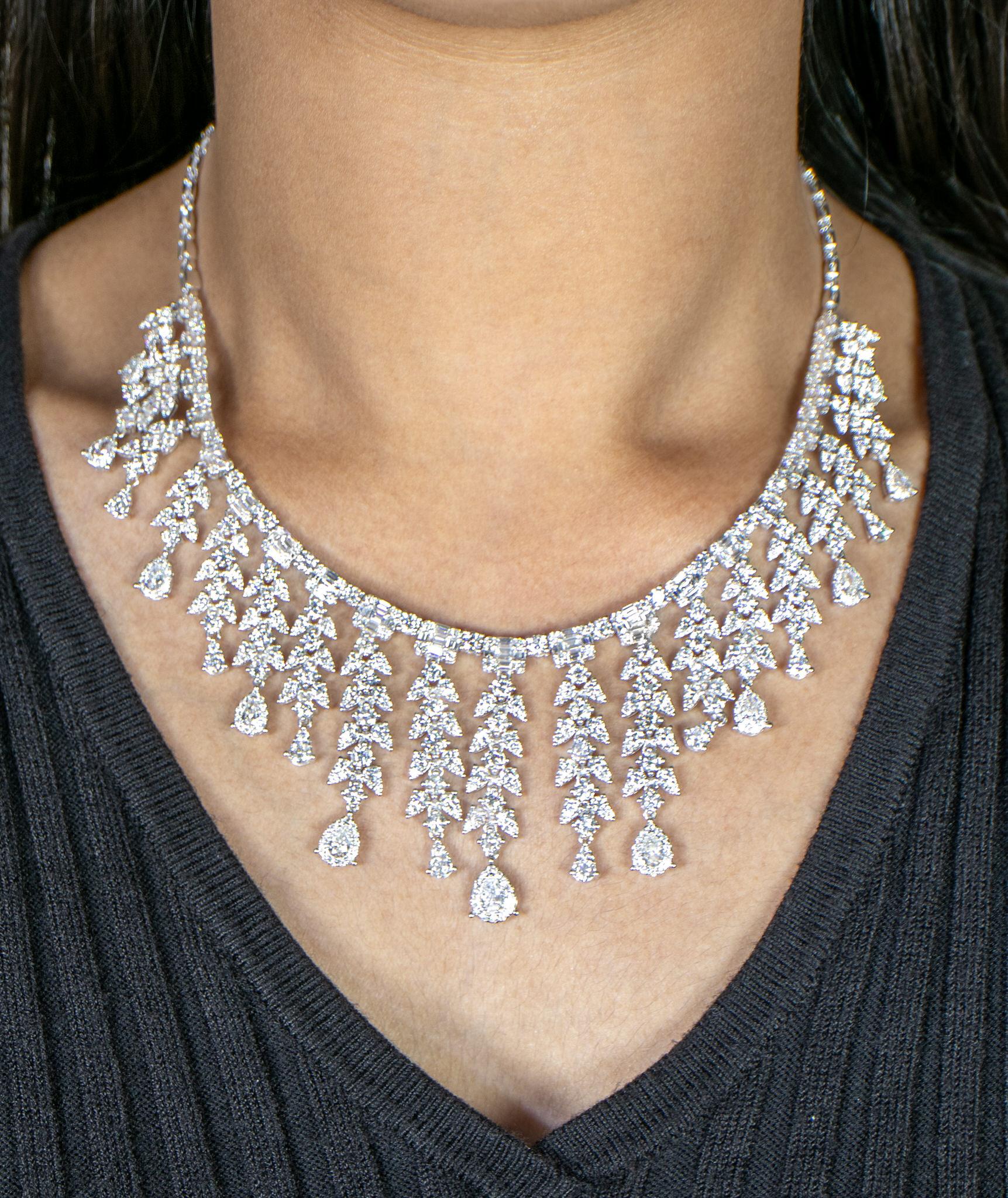Il est accompagné d'une évaluation gemmologique par la GIA (GG/AJP).
Tous les diamants sont naturels
Diamants = 28,00 carats
Clarté : E-G ; Clarté : VVS-SI
Métal : Or blanc 18K
Longueur du collier : 17 pouces
Chute du collier : 1.8 pouces
