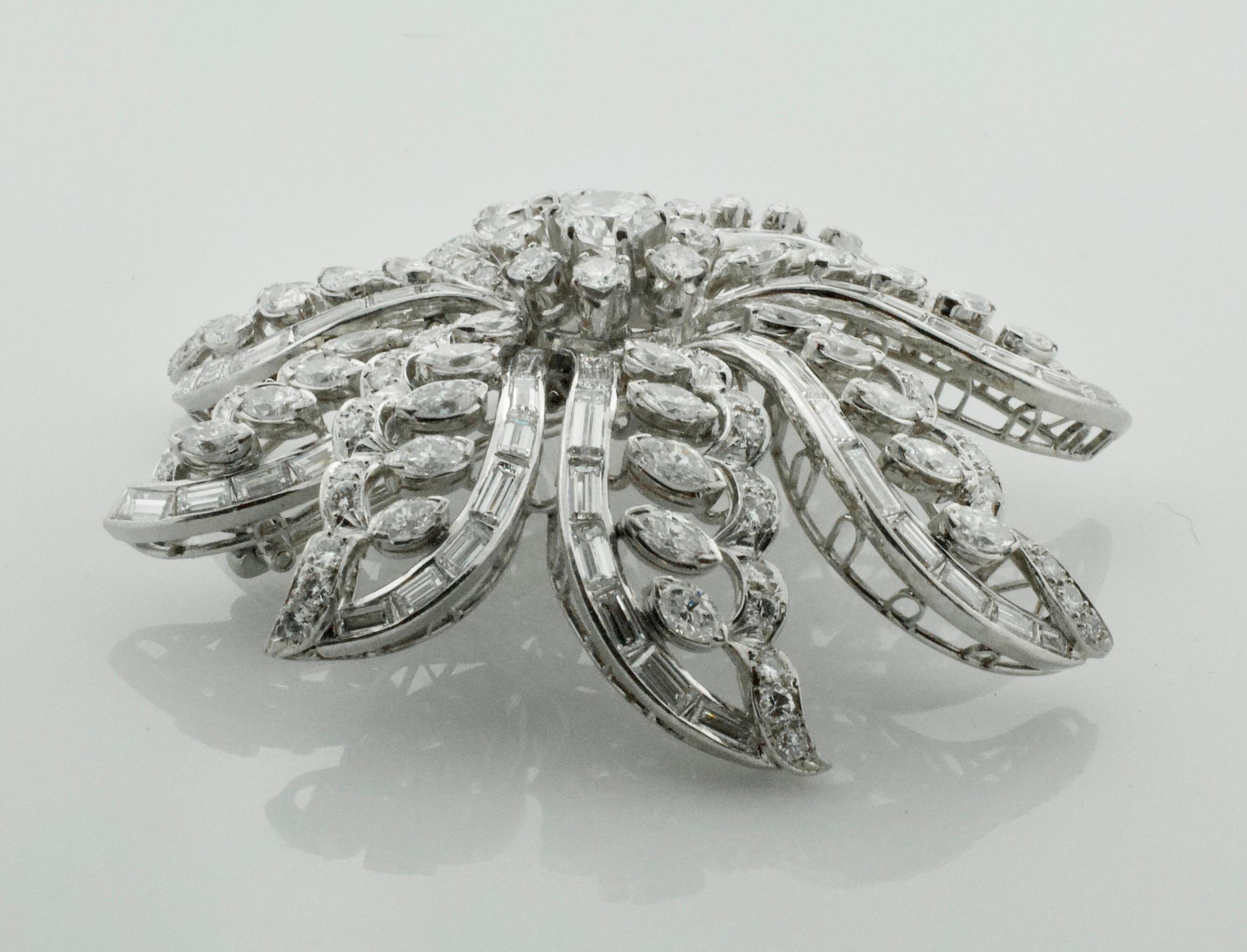Importante spilla a fiore di diamanti in platino del 1940 circa 15,65 carati 
Un diamante rotondo taglio brillante del peso di 0,85 circa [GH-VS1] circa
Trentasette diamanti taglio marquise del peso di 6,75 circa
Sette diamanti rotondi taglio