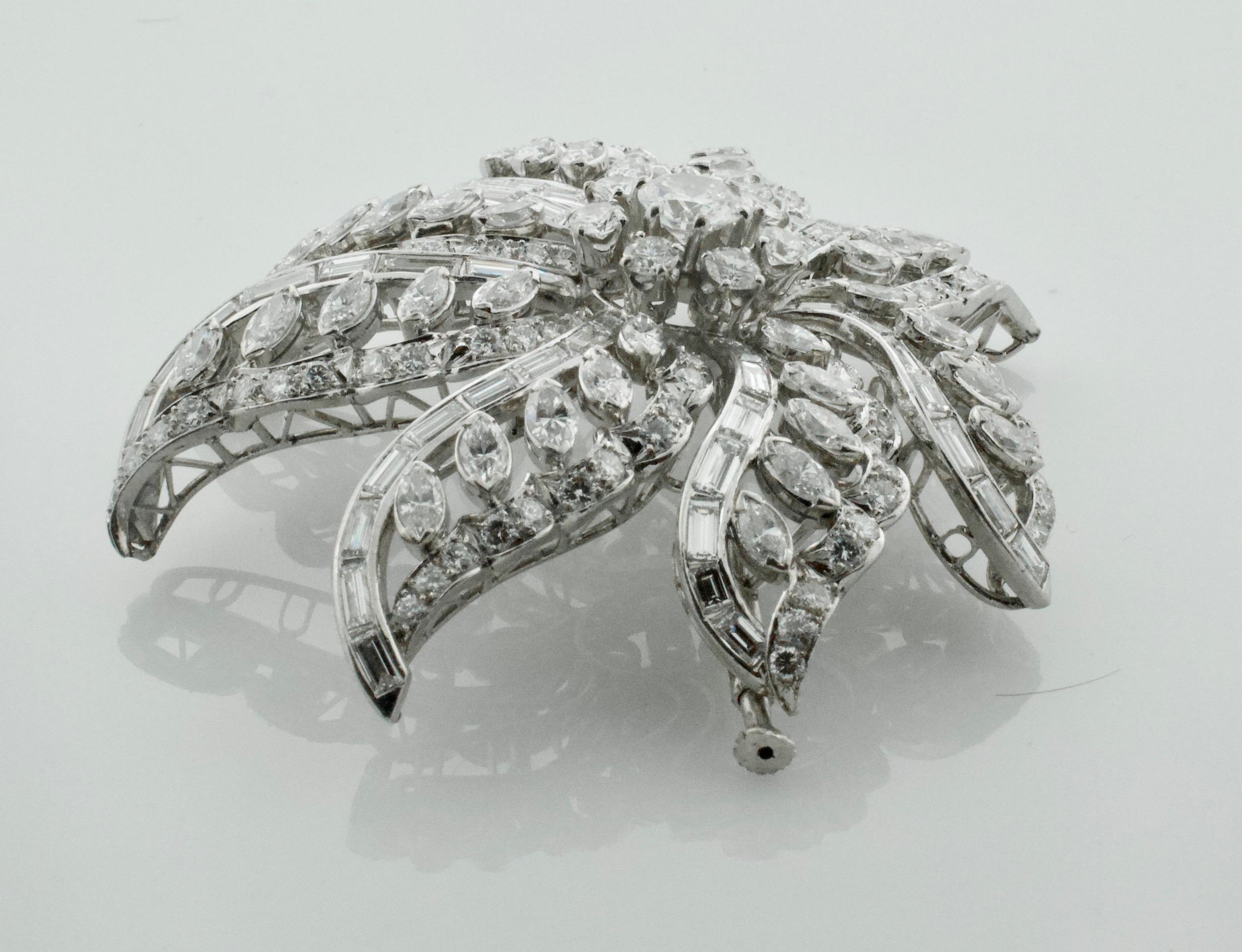 Taglio rotondo Importante spilla a fiore di diamanti in platino, anni '40 circa 15,65 carati in vendita