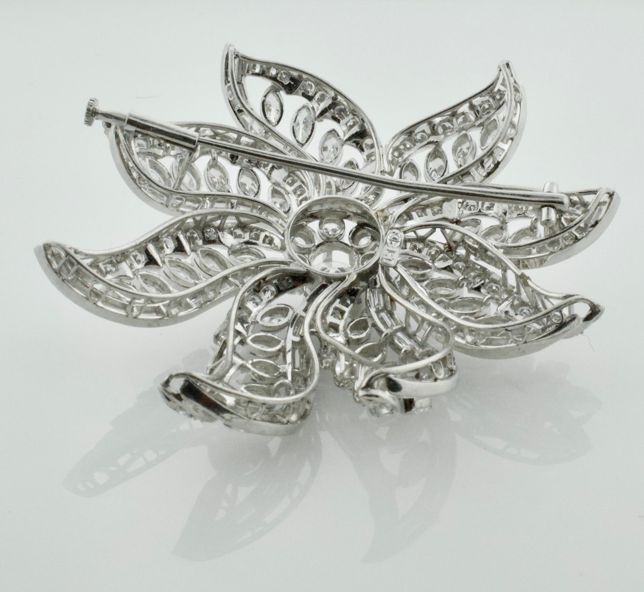 Importante spilla a fiore di diamanti in platino, anni '40 circa 15,65 carati In condizioni ottime in vendita a Wailea, HI