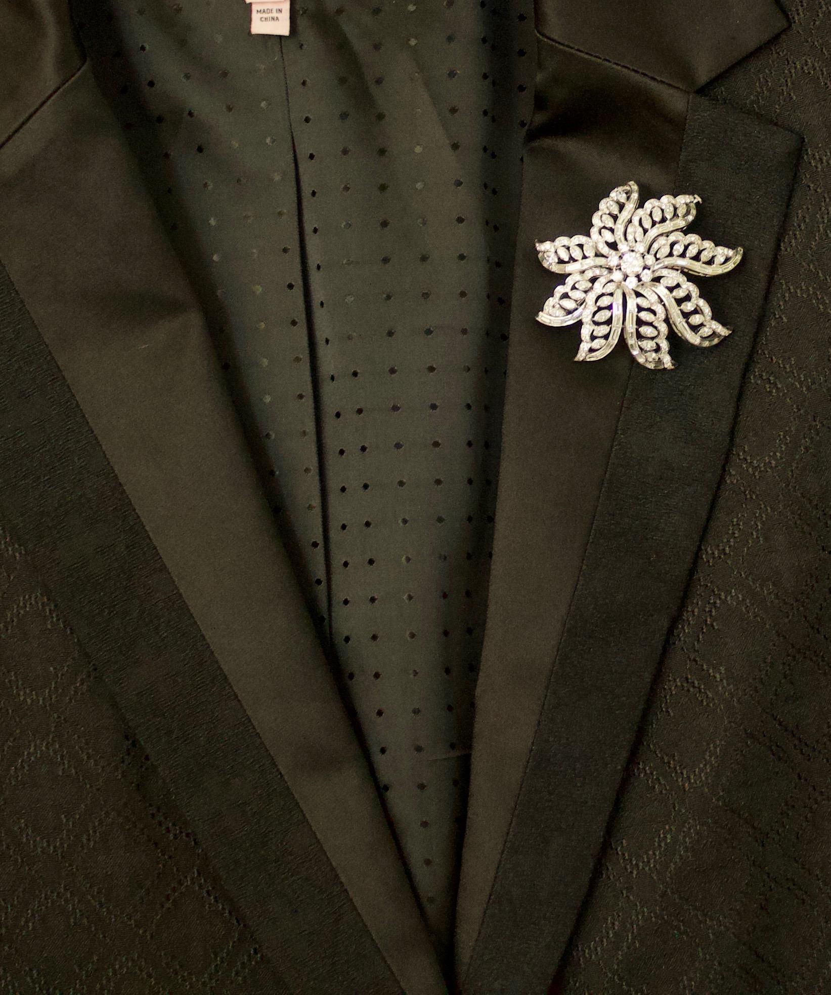 Importante spilla a fiore di diamanti in platino, anni '40 circa 15,65 carati in vendita 1
