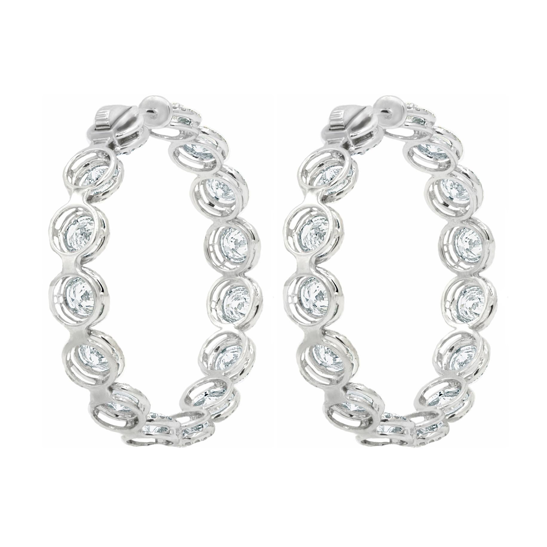 Boucles d'oreilles en or 18KT, avec 12,20 carats de diamants, chaque pierre mesurant environ 0,40 carat.