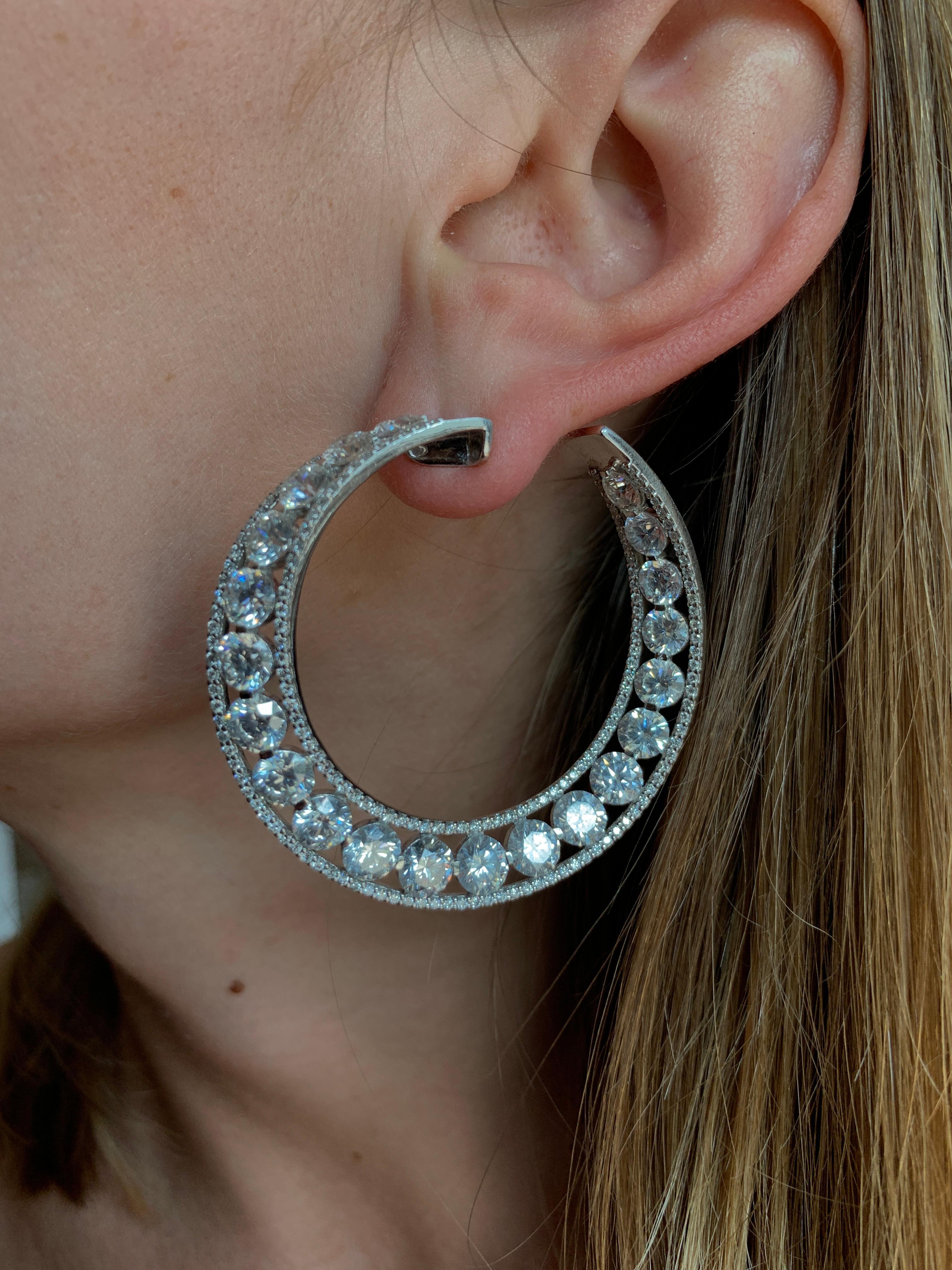 Important diamond hoop earrings in White Gold 
Diamond information:
26.00 Carats of round brilliant cut diamonds. 2