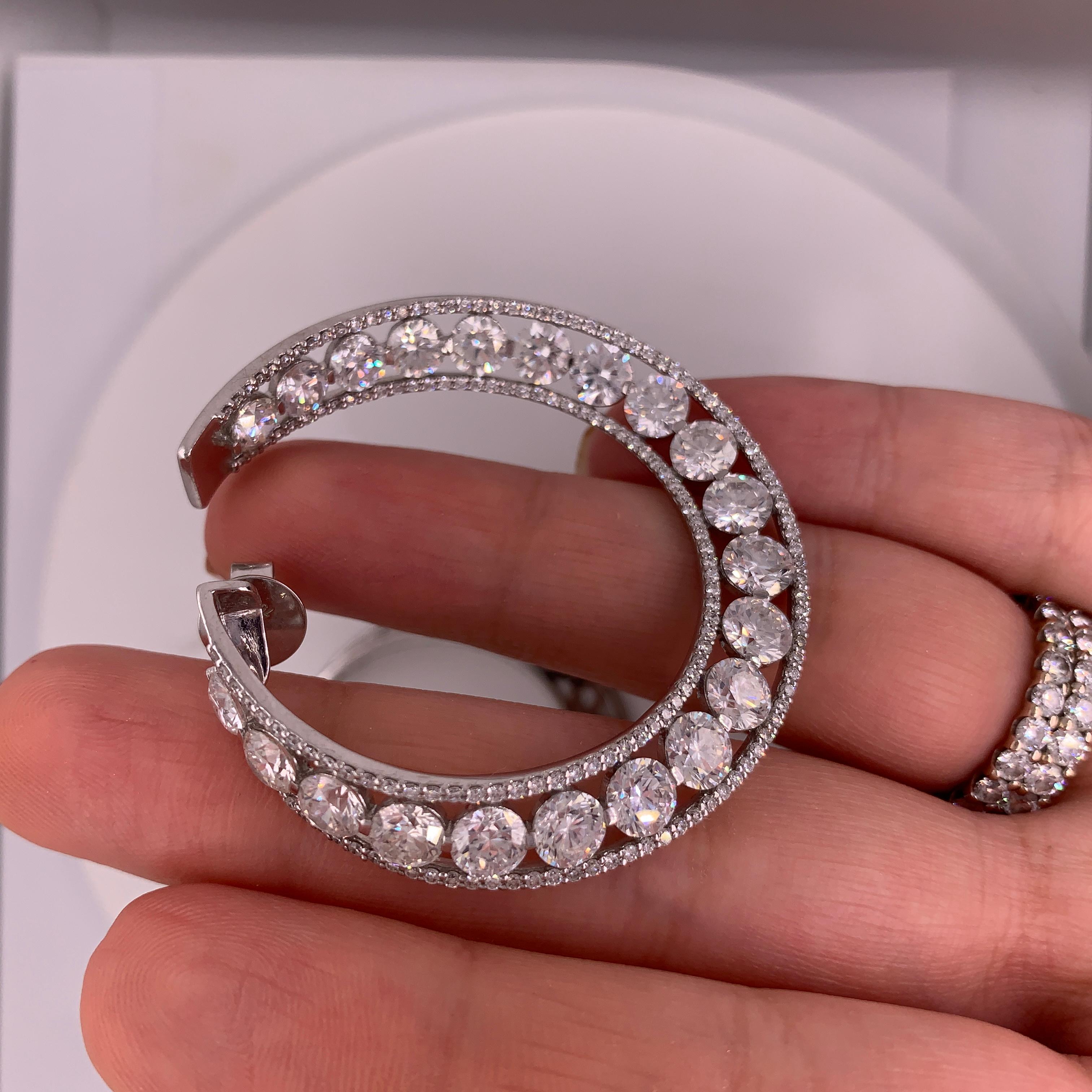 Diana M. Important Diamond Hoop Earrings In New Condition For Sale In New York, NY