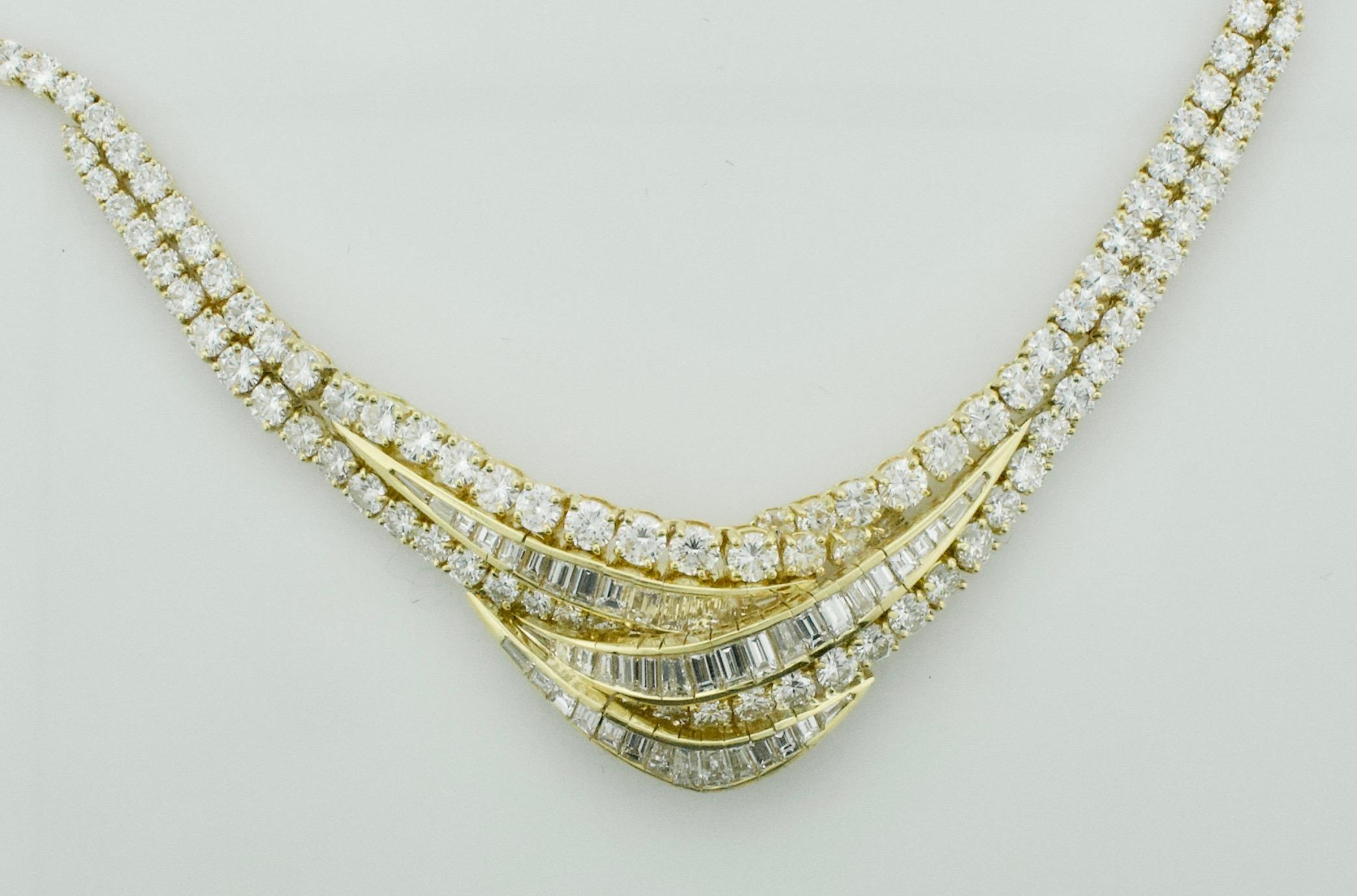 
Wir stellen Ihnen ein wahrhaft exquisites Schmuckstück vor: die Important Diamond Necklace in 18 Karat mit einem atemberaubenden Gesamtgewicht von 28,41 Karat. Diese mit Präzision und unvergleichlicher Eleganz gefertigte Halskette besticht durch