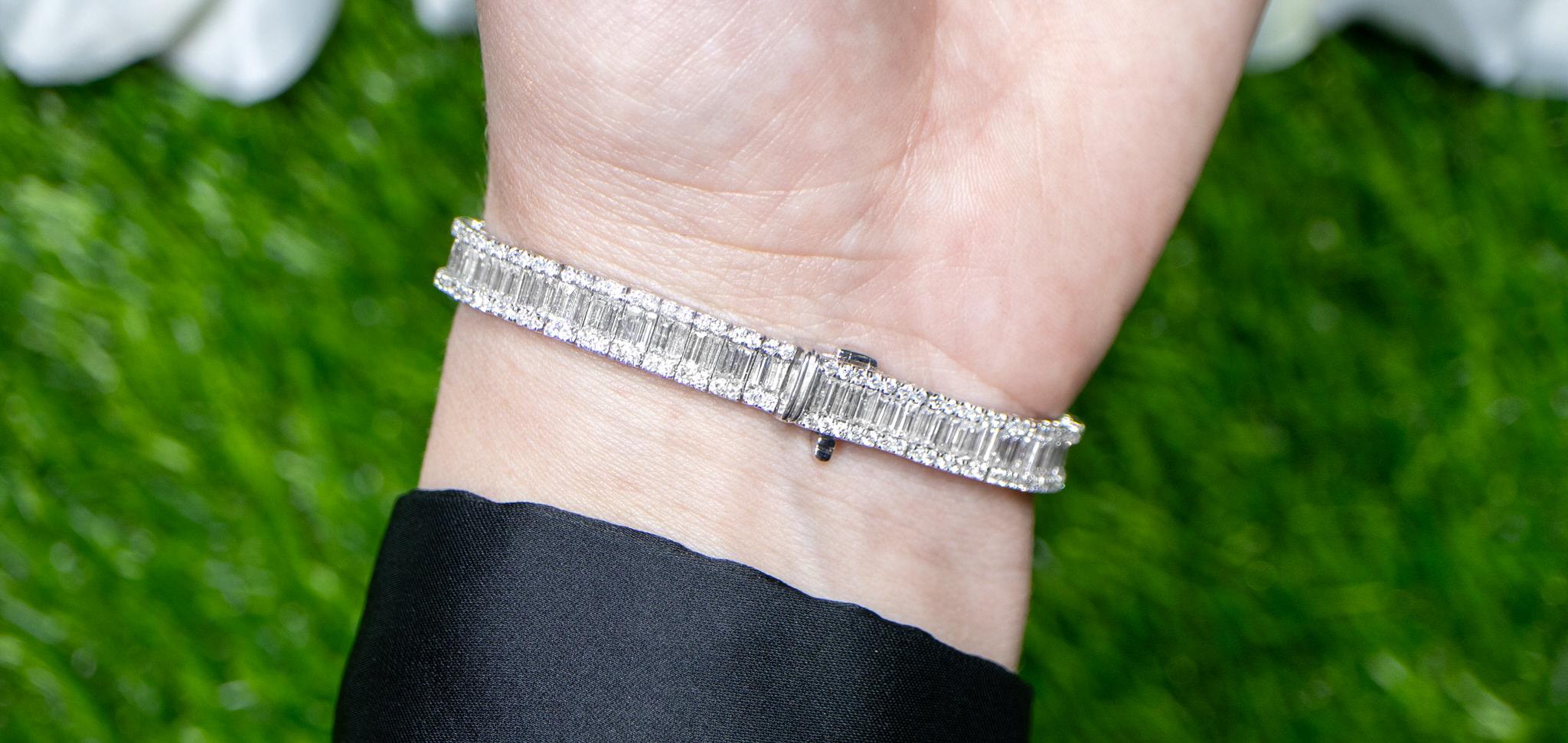 Women's or Men's Important Diamond Tennis Bracelet Baguette Round 8.35 Carats 18K Gold For Sale