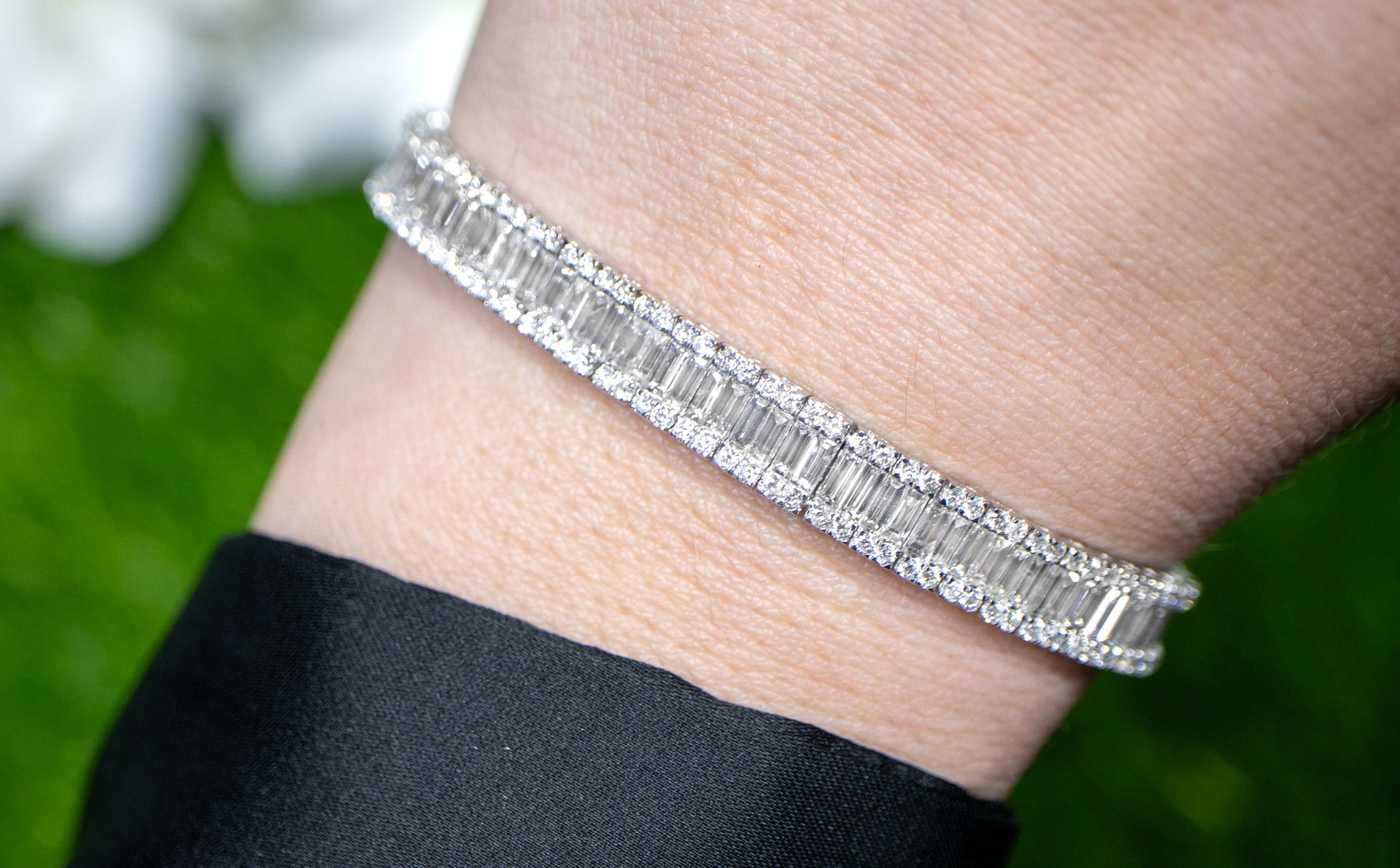 Important bracelet tennis diamant baguette rond 8,35 carats or 18 carats en vente 1