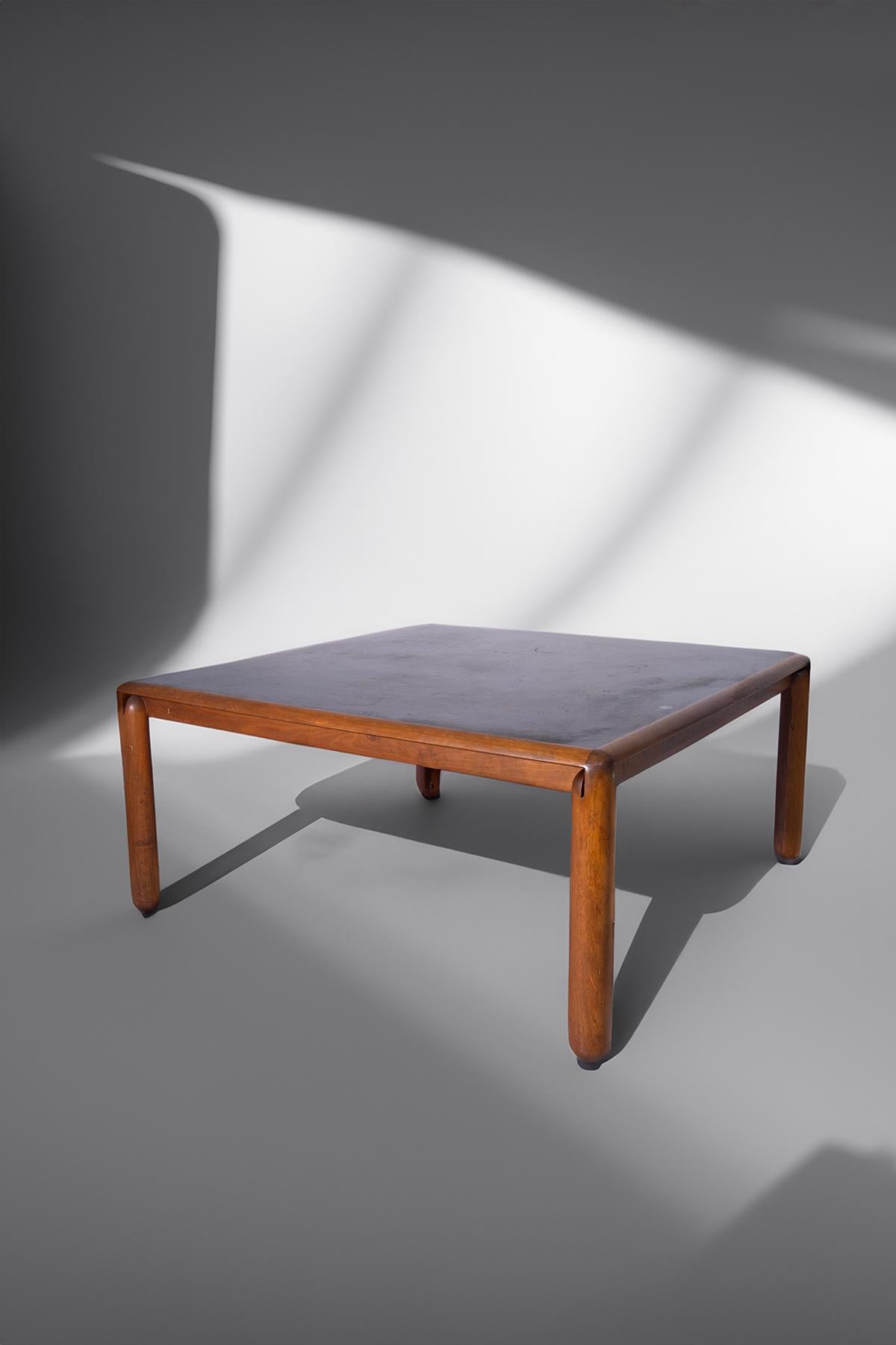 The Model 781 dining table, designed by Vico Magistretti for Cassina in the 1960s-1970s, is a masterpiece of Italian design that embodies the perfect synthesis of elegance and functionality. This piece represents a benchmark for lovers of minimalist
