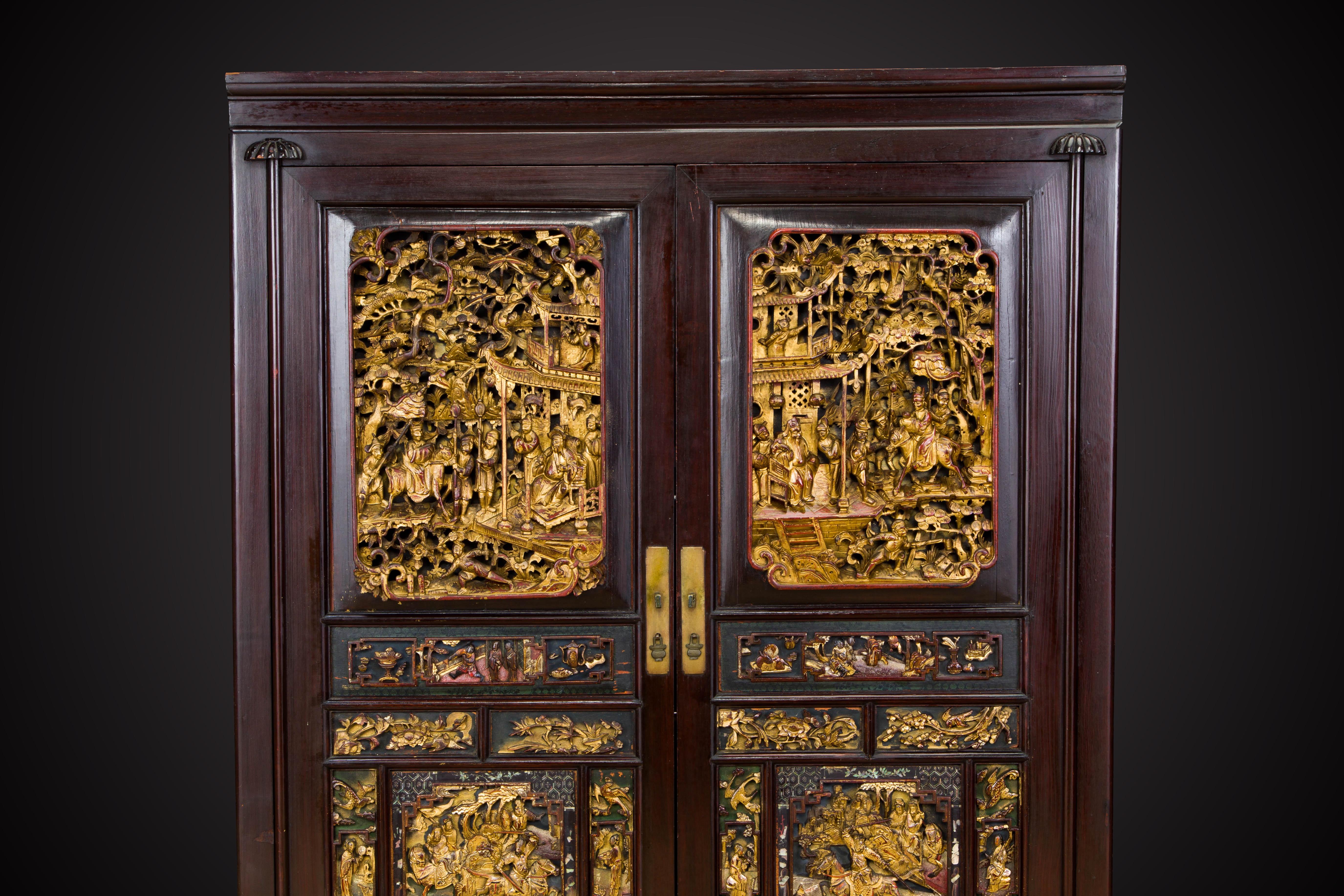 XIXe siècle Important cabinet en bois de rose à relief profond de la dynastie Qing, documenté en vente