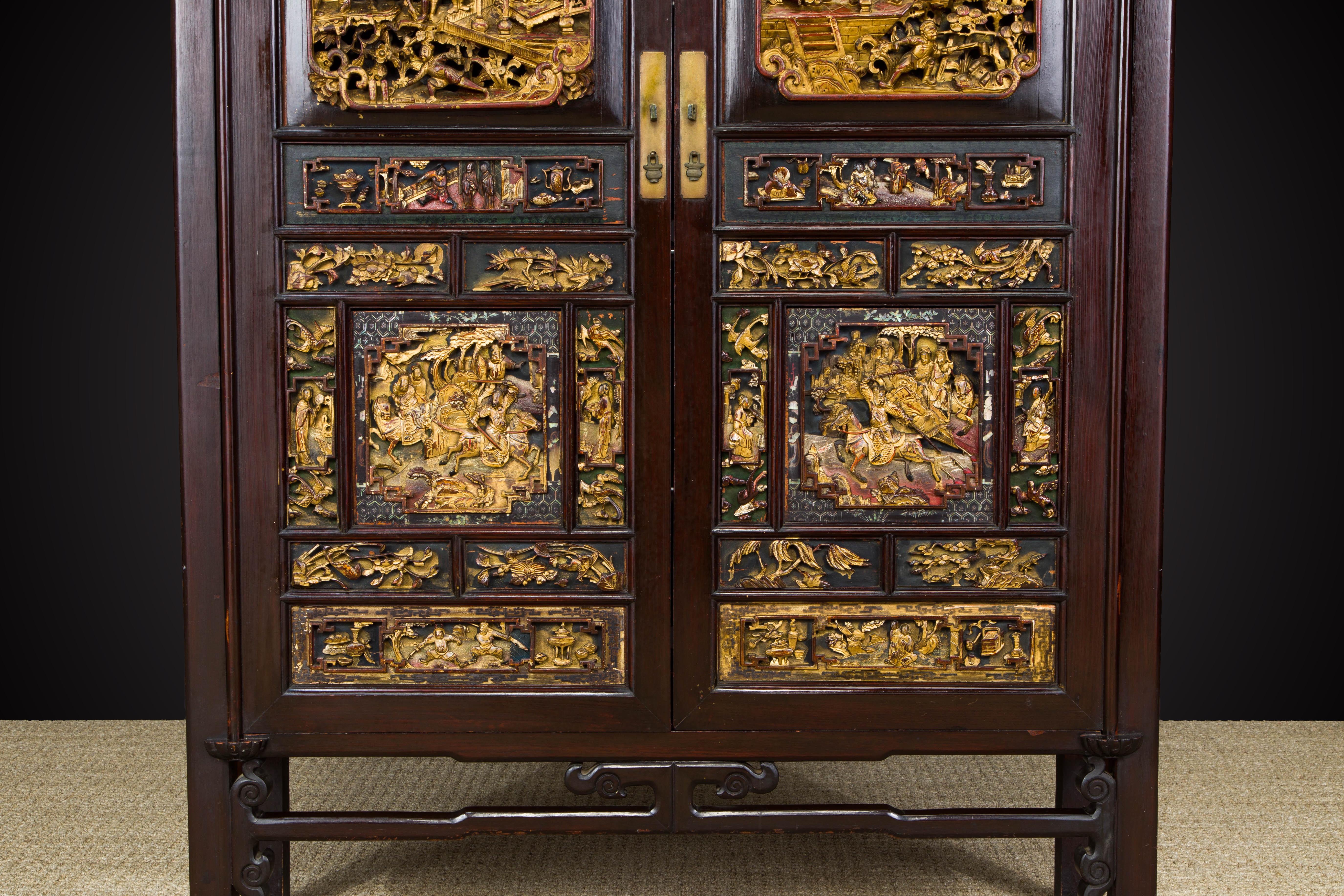 Laiton Important cabinet en bois de rose à relief profond de la dynastie Qing, documenté en vente