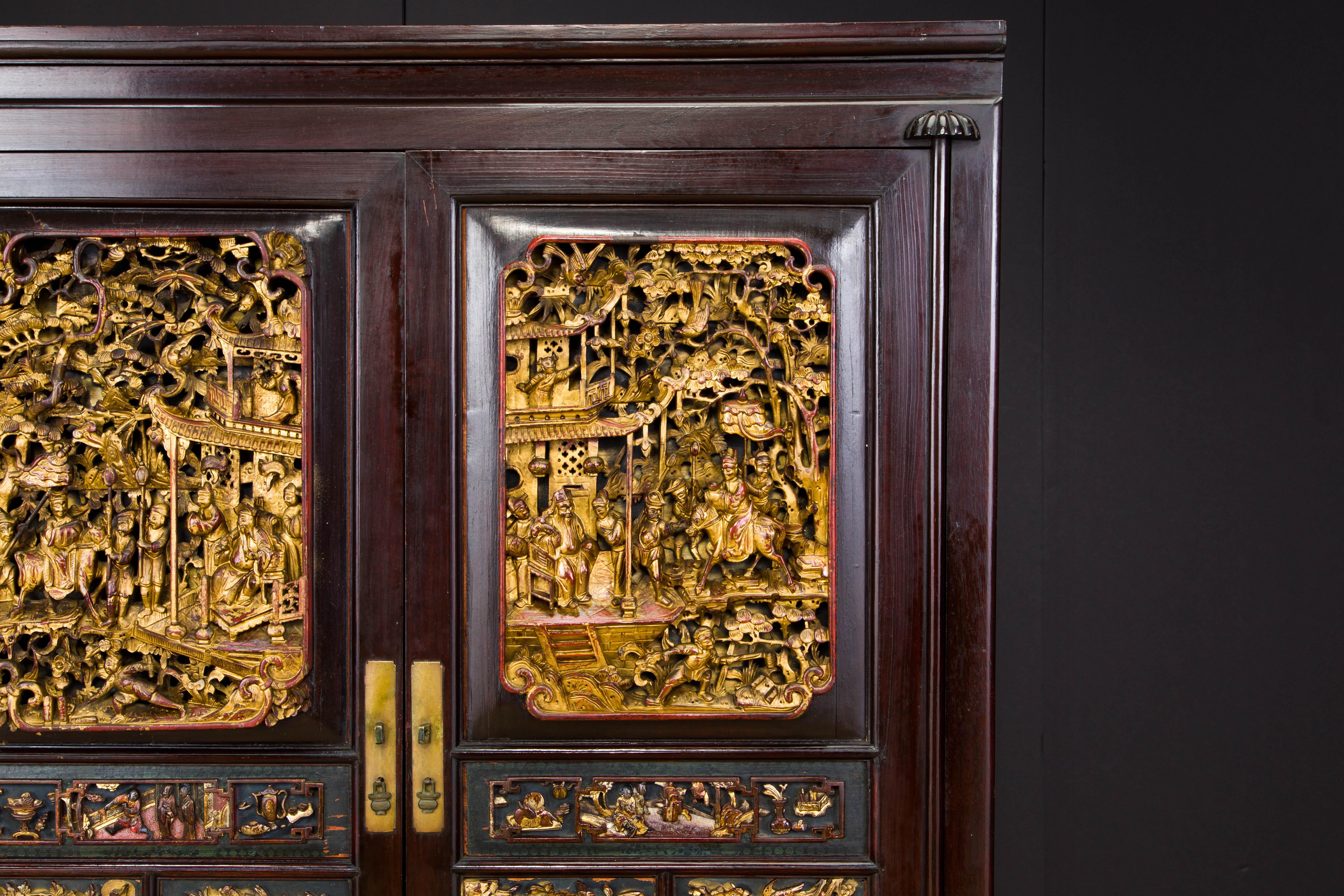 Important cabinet en bois de rose à relief profond de la dynastie Qing, documenté en vente 3