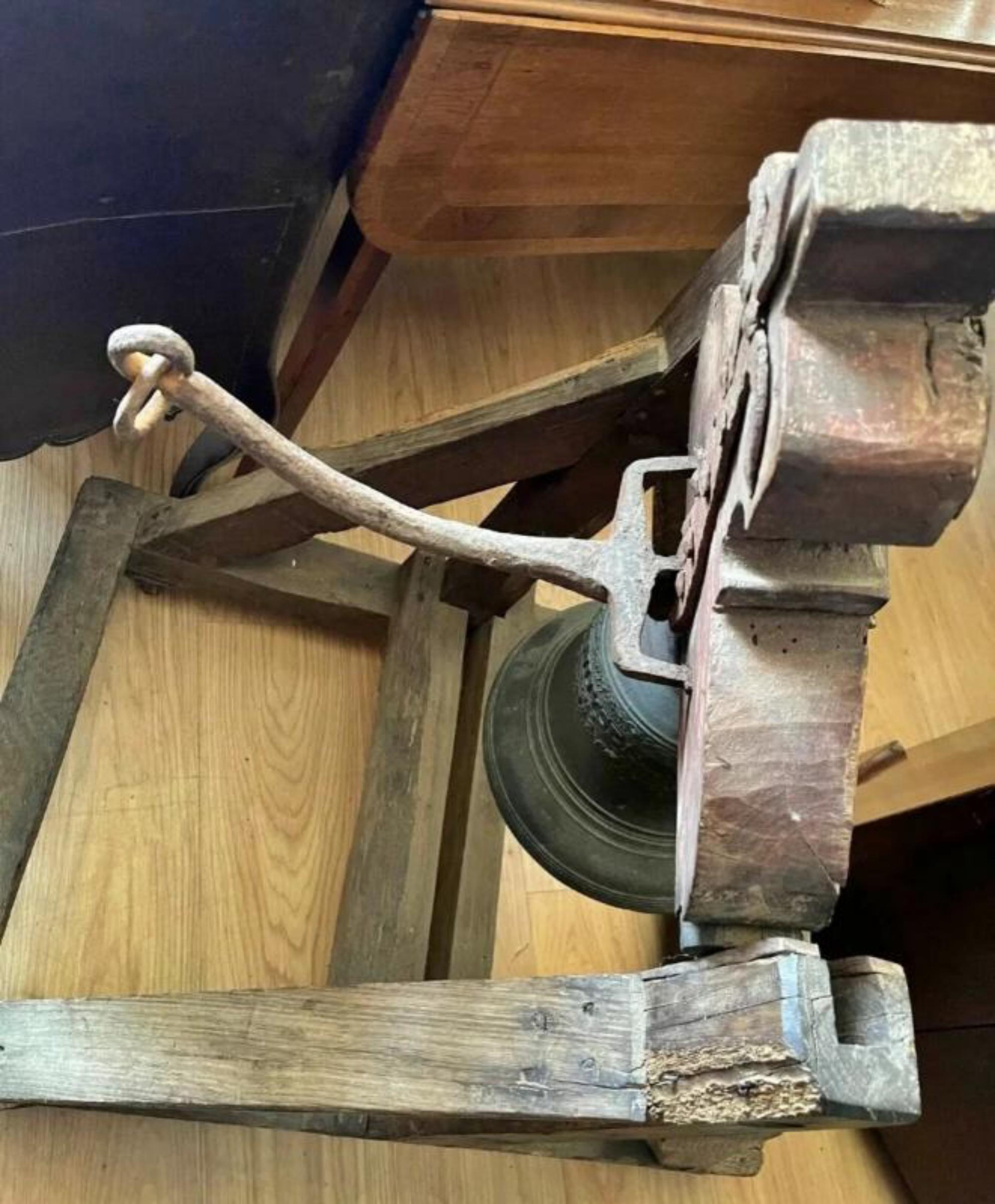 Important Dutch Bell 17th Century ( 1695 )  In Good Condition In Madrid, ES