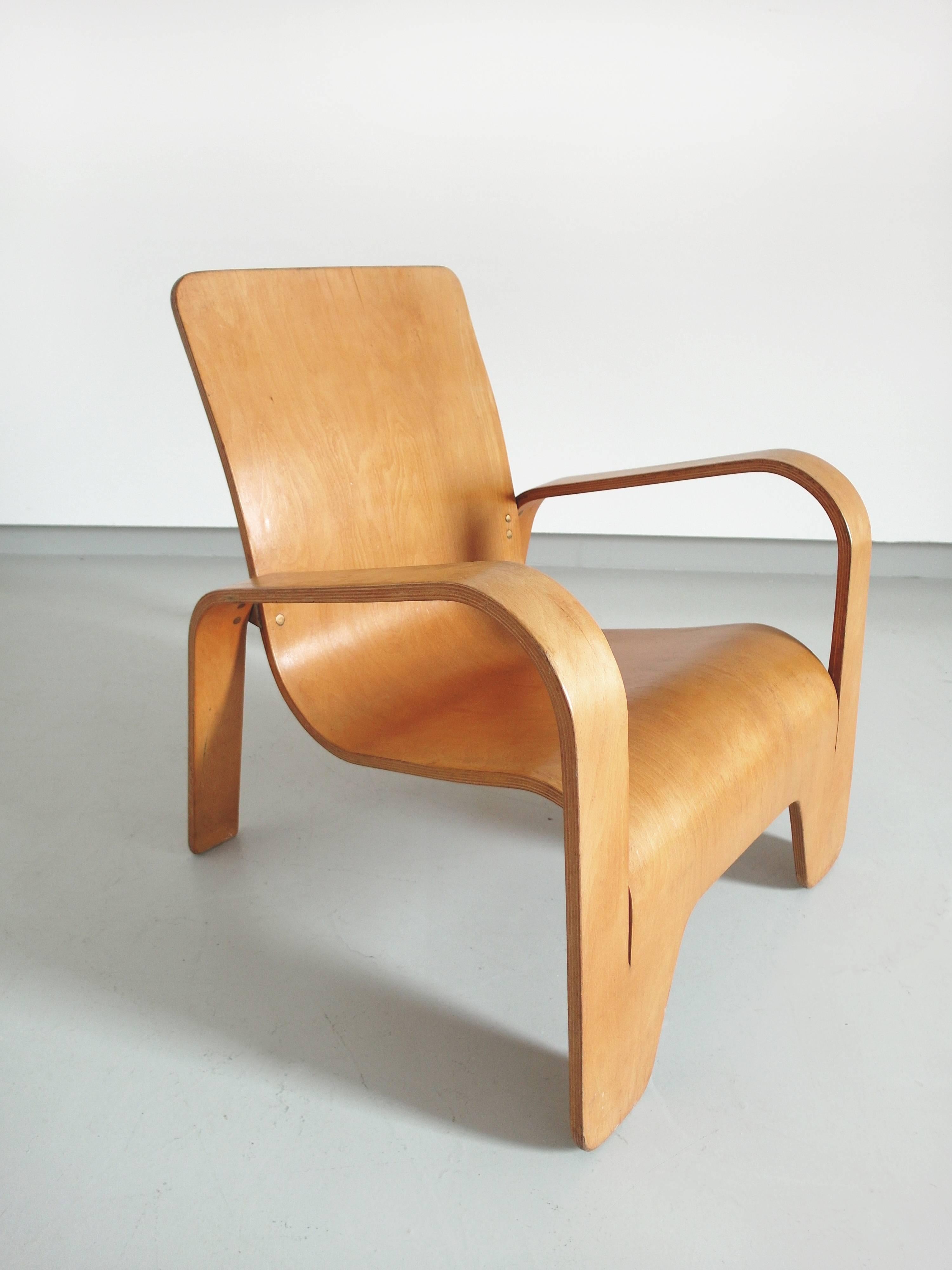 Important Dutch modernist chair, the LaWo1 chair designed by Han Pieck for Lawo Ommen, The Netherlands 1946. The LaWo1 chair is brilliantly designed and made from several layers of birch plywood. The rear legs are fixed to the seat back by brass
