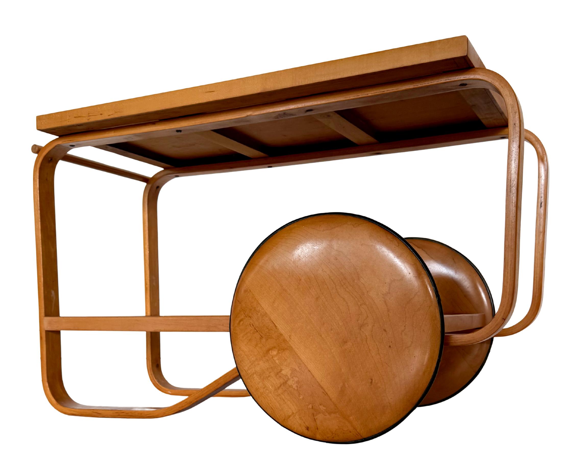 Mid-Century Modern Importante et ancienne table à thé d'Alvar Aalto ca. 1937 en vente