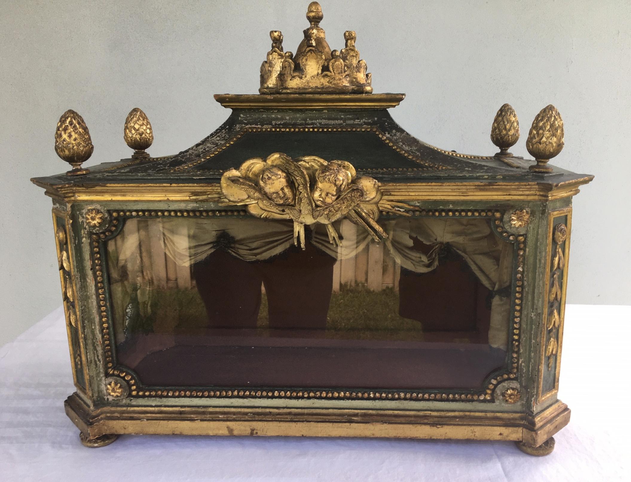 Important early 18th century Italian baroque reliquary casket

This large casket is one of only a few of it’s kind to survive in such a fine state of preservation. It is datable to the end of the 17th century, Louis XIV period. The wooden, hand