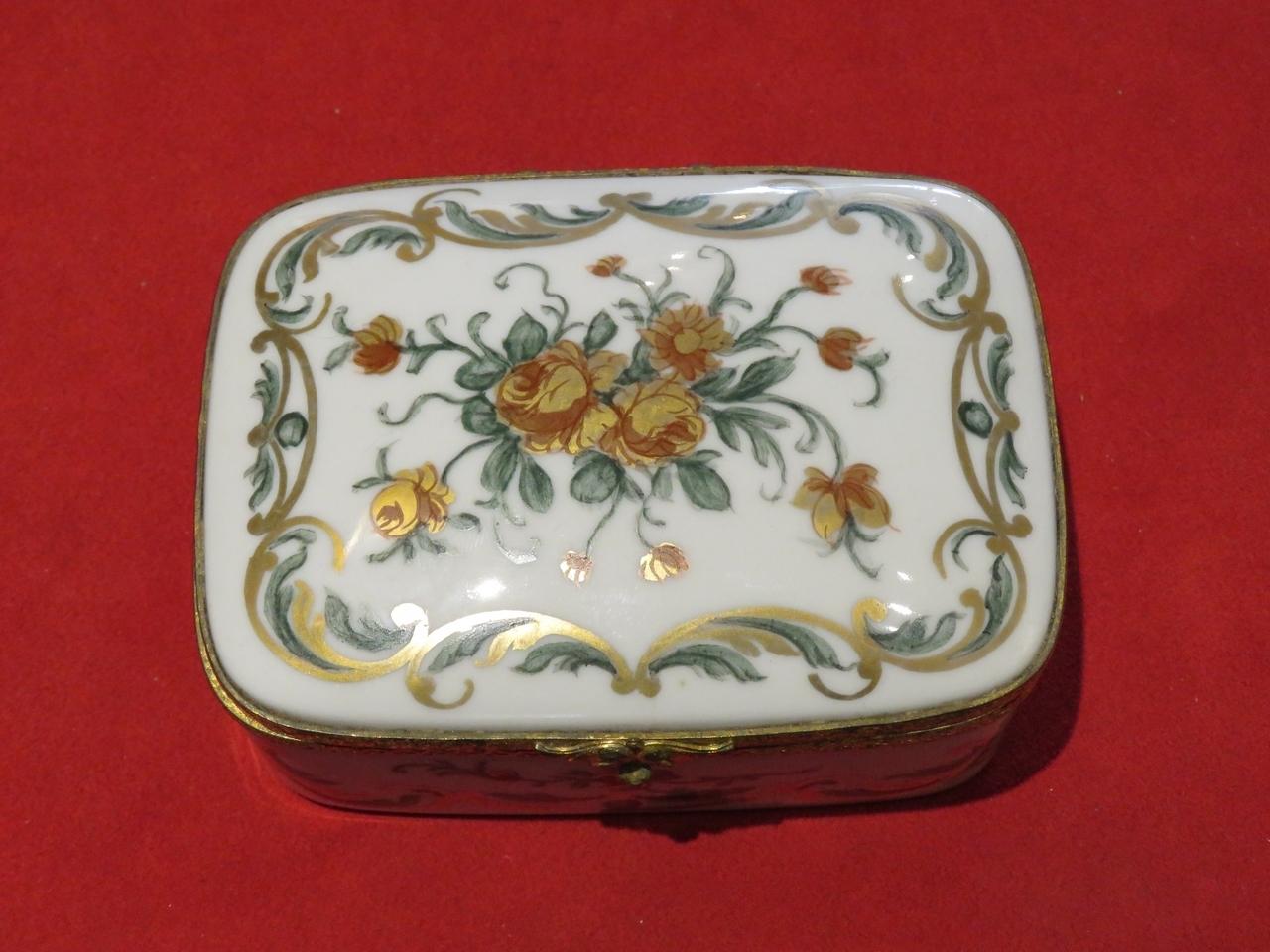L'article suivant que nous proposons est une Rare et Impressionnante Magnifique et Exquise Grande Boîte à Bijoux en Porcelaine et Bronze de style Sèvres estampillée Limoges et peinte à la main. Remarquablement réalisé avec de magnifiques dessins de