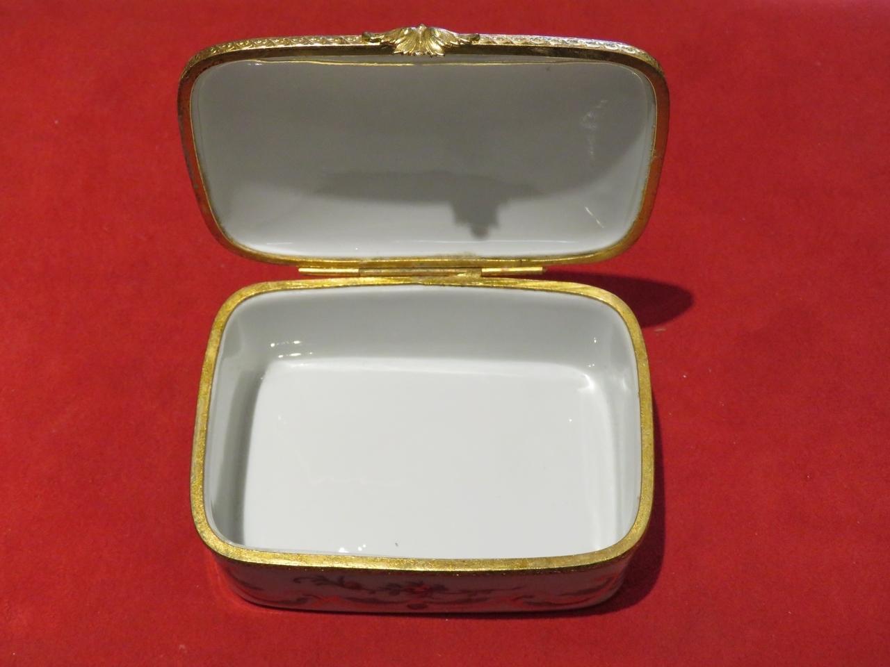 Français Importante boîte à bijoux en bronze de Limoges, style Sèvres, début du 20ème siècle, avec couronne de fleurs. en vente