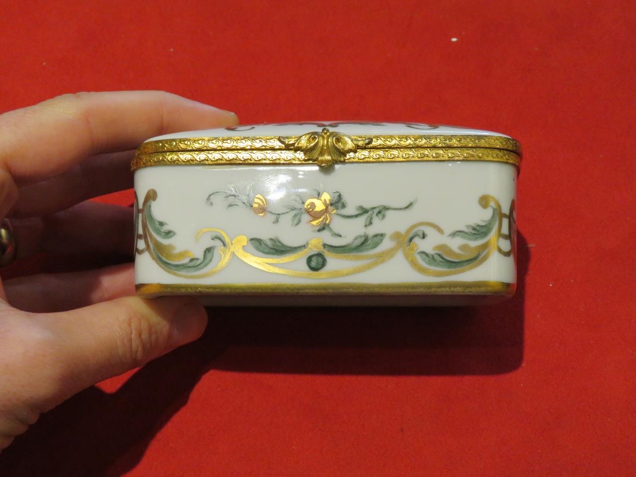 Importante boîte à bijoux en bronze de Limoges, style Sèvres, début du 20ème siècle, avec couronne de fleurs. Bon état - En vente à New York, NY