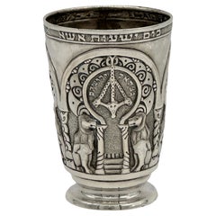 Importante copa de Kiddush de plata de principios del siglo XX de la Escuela Bezalel Jerusalén