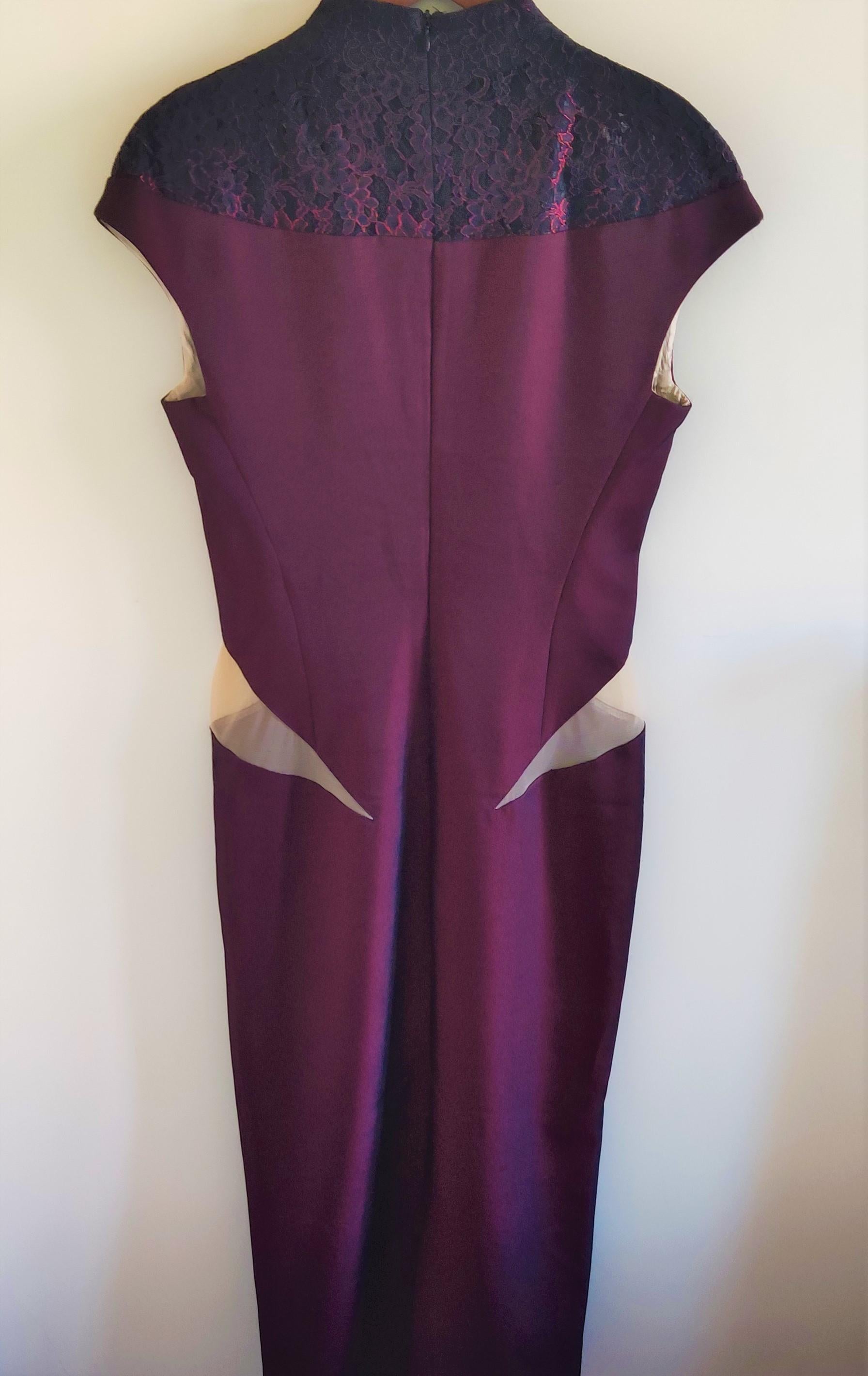 Früher Alexander McQueen Joan Of Arc Spitzenknopf aus der Zeit  Rotes Kleid in Kleidoptik im Angebot 3