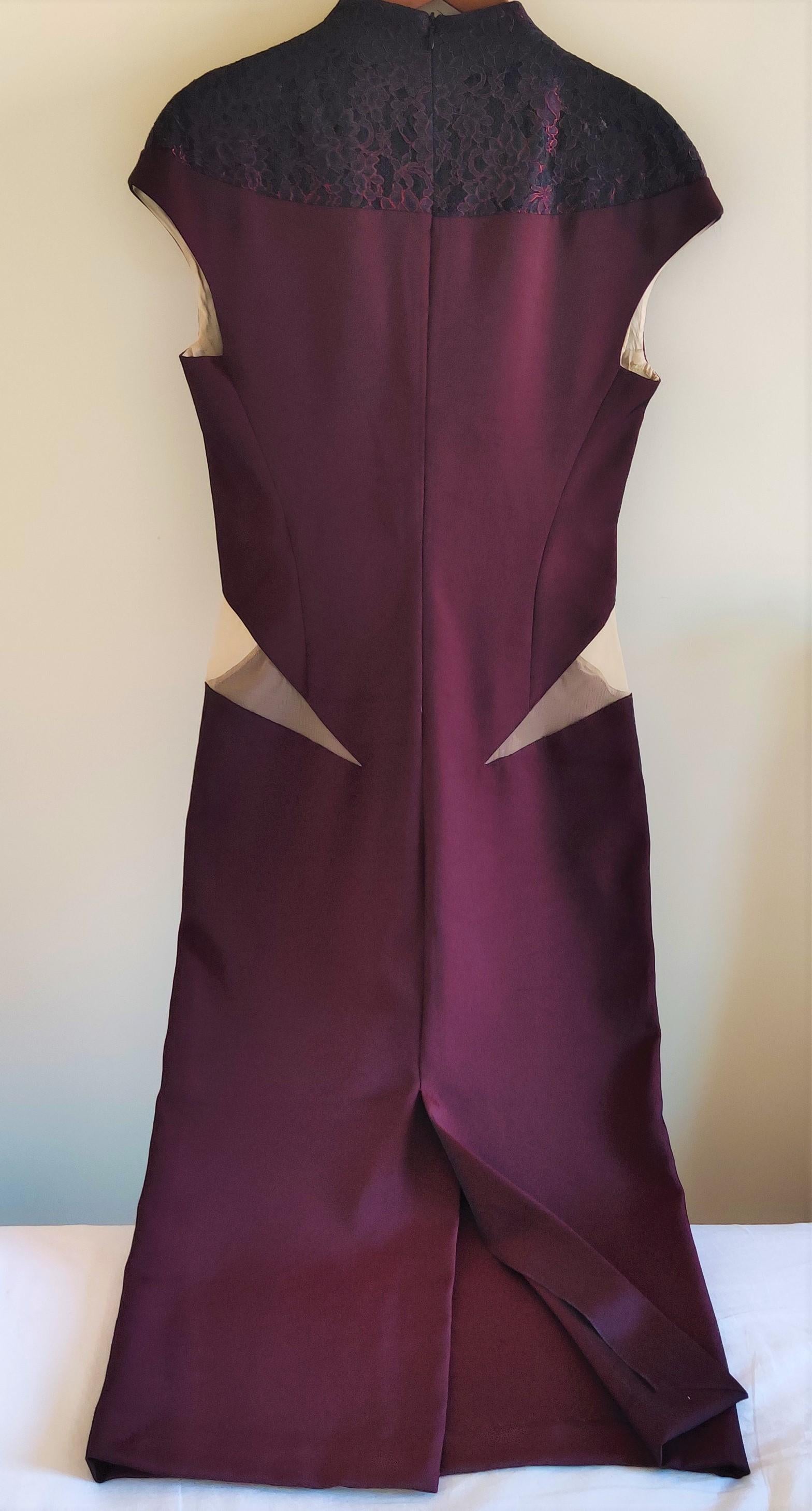 Früher Alexander McQueen Joan Of Arc Spitzenknopf aus der Zeit  Rotes Kleid in Kleidoptik im Angebot 4