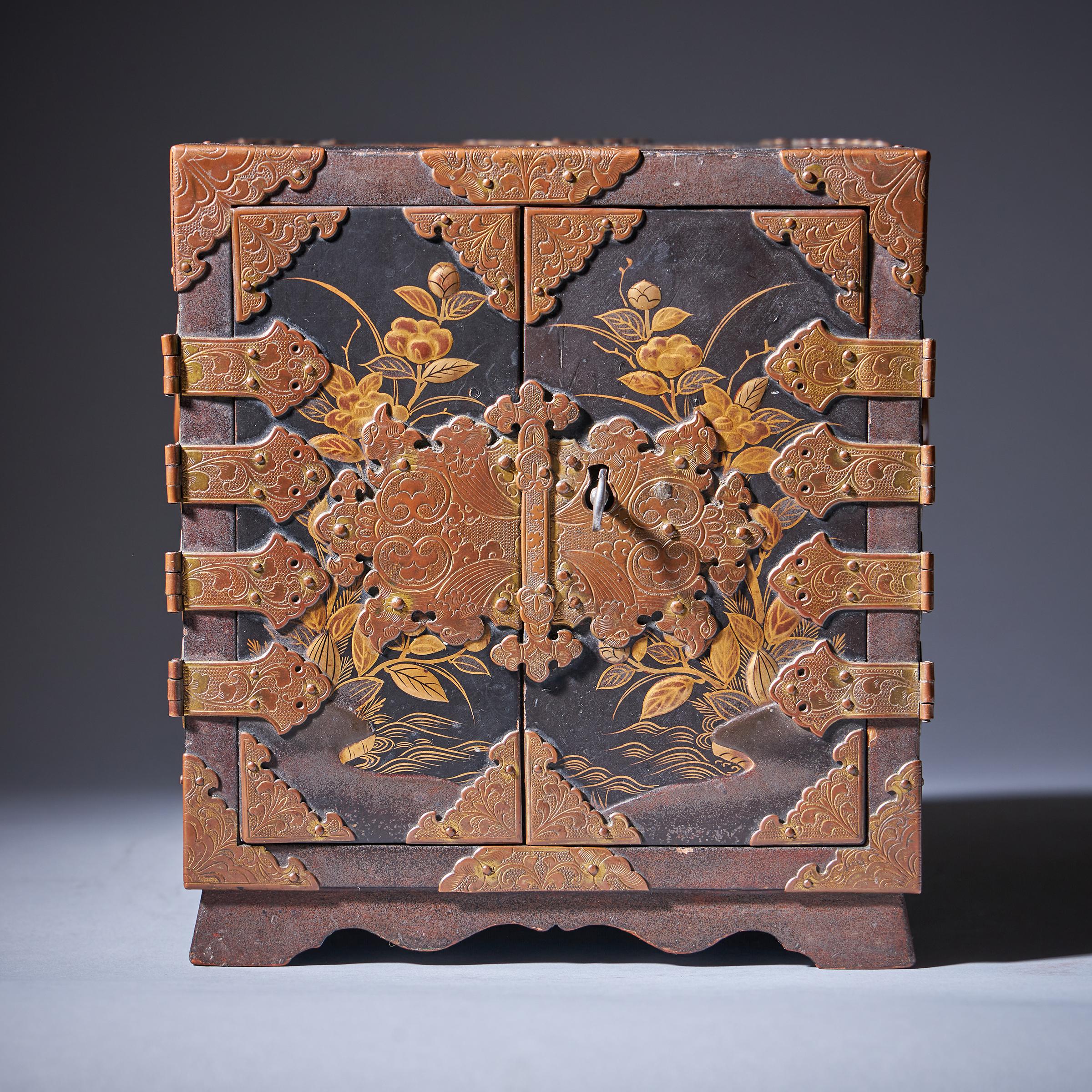 Important Early Edo Period 17th Century Miniature Japanese Lacquer Cabinet For Sale 7