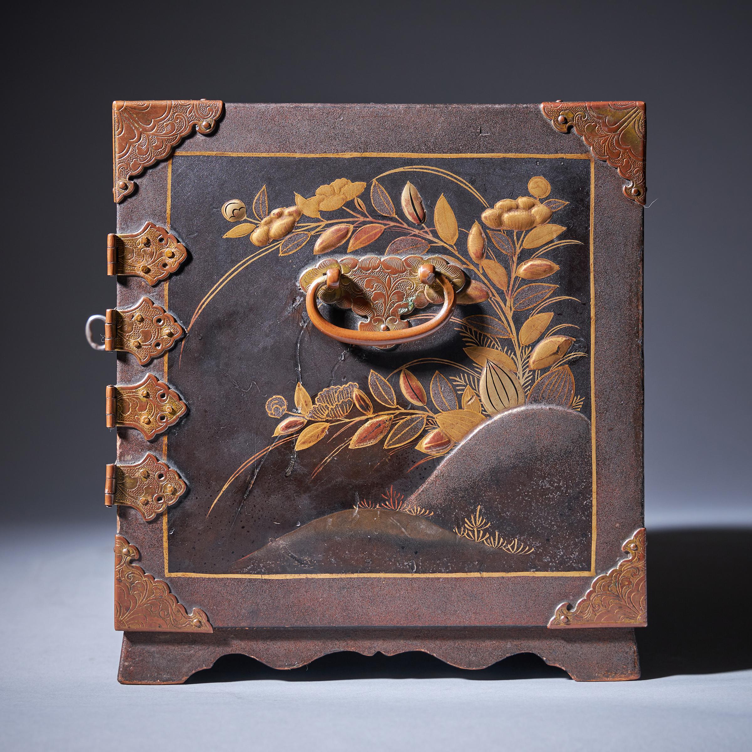 Important Early Edo Period 17th Century Miniature Japanese Lacquer Cabinet For Sale 8
