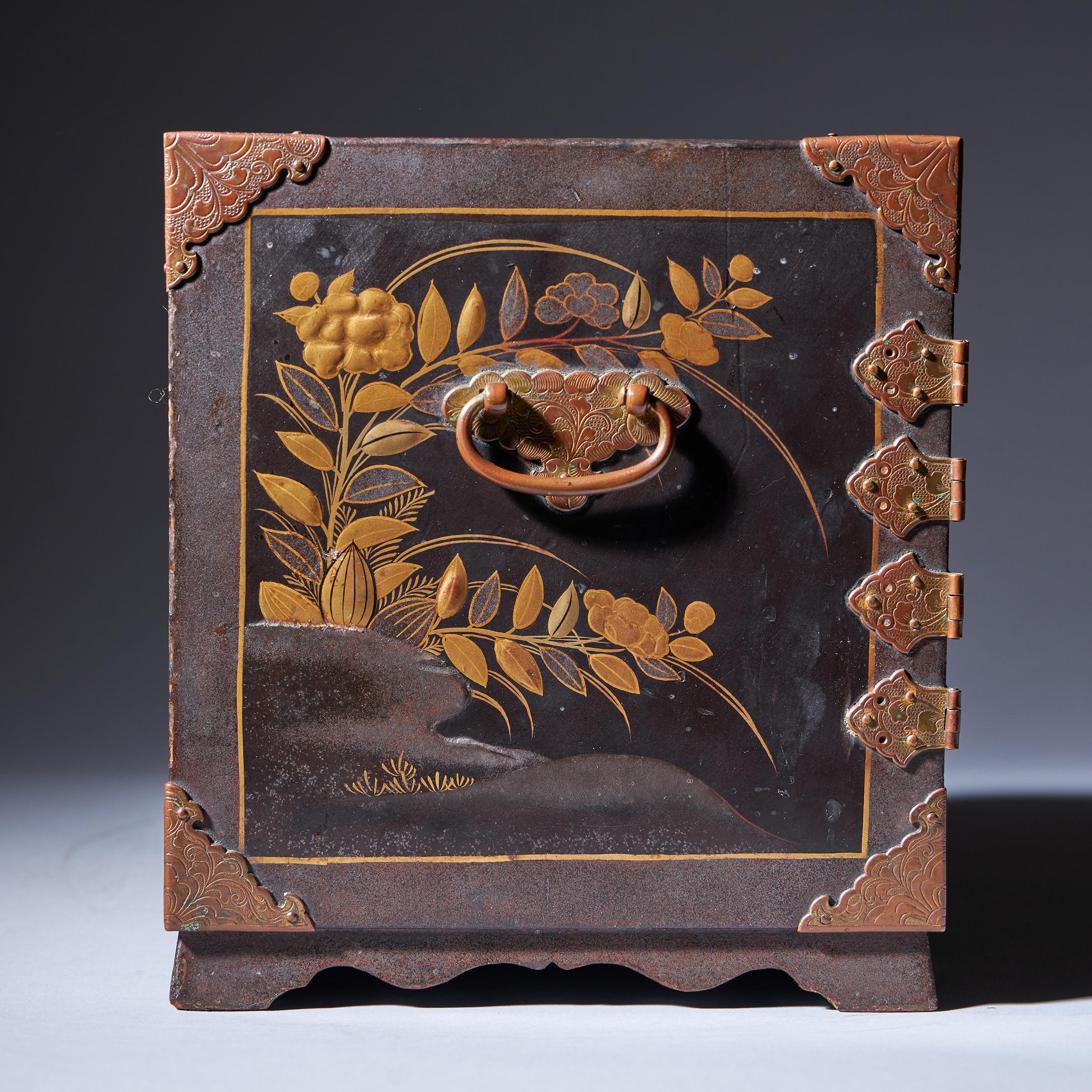 Important Early Edo Period 17th Century Miniature Japanese Lacquer Cabinet For Sale 9