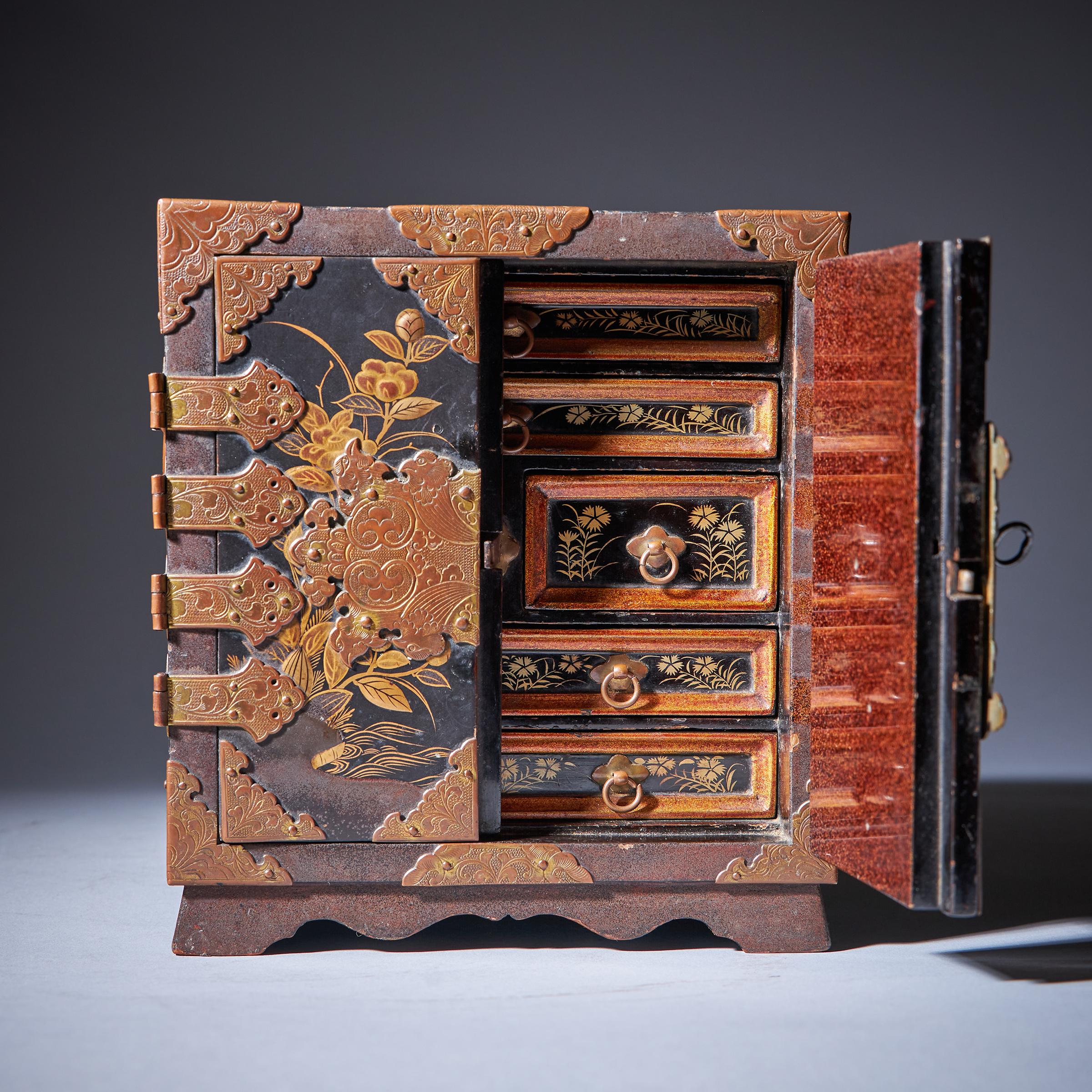 Important Early Edo Period 17th Century Miniature Japanese Lacquer Cabinet For Sale 11