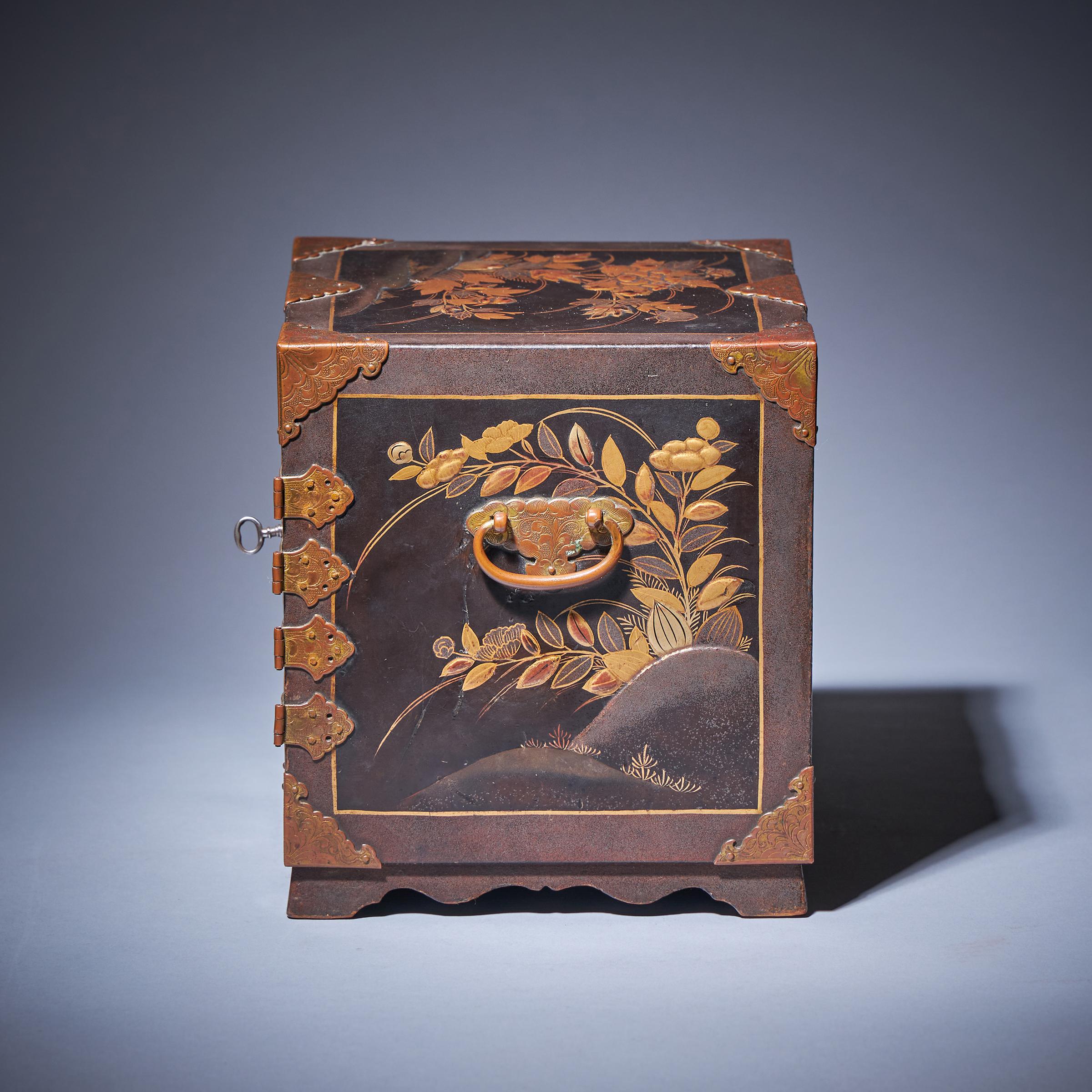 Important Early Edo Period 17th Century Miniature Japanese Lacquer Cabinet In Excellent Condition For Sale In Oxfordshire, United Kingdom