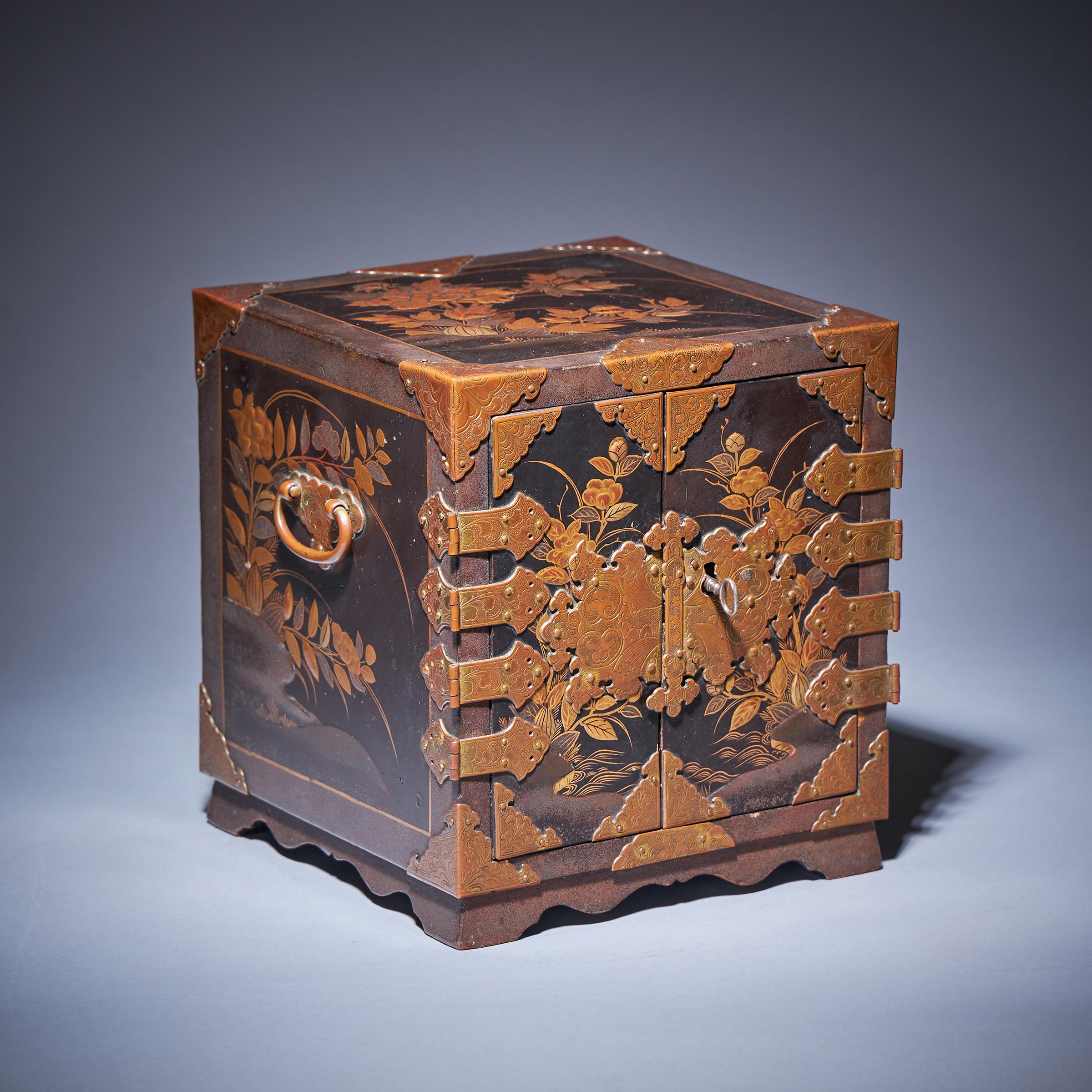 Important Early Edo Period 17th Century Miniature Japanese Lacquer Cabinet For Sale 1