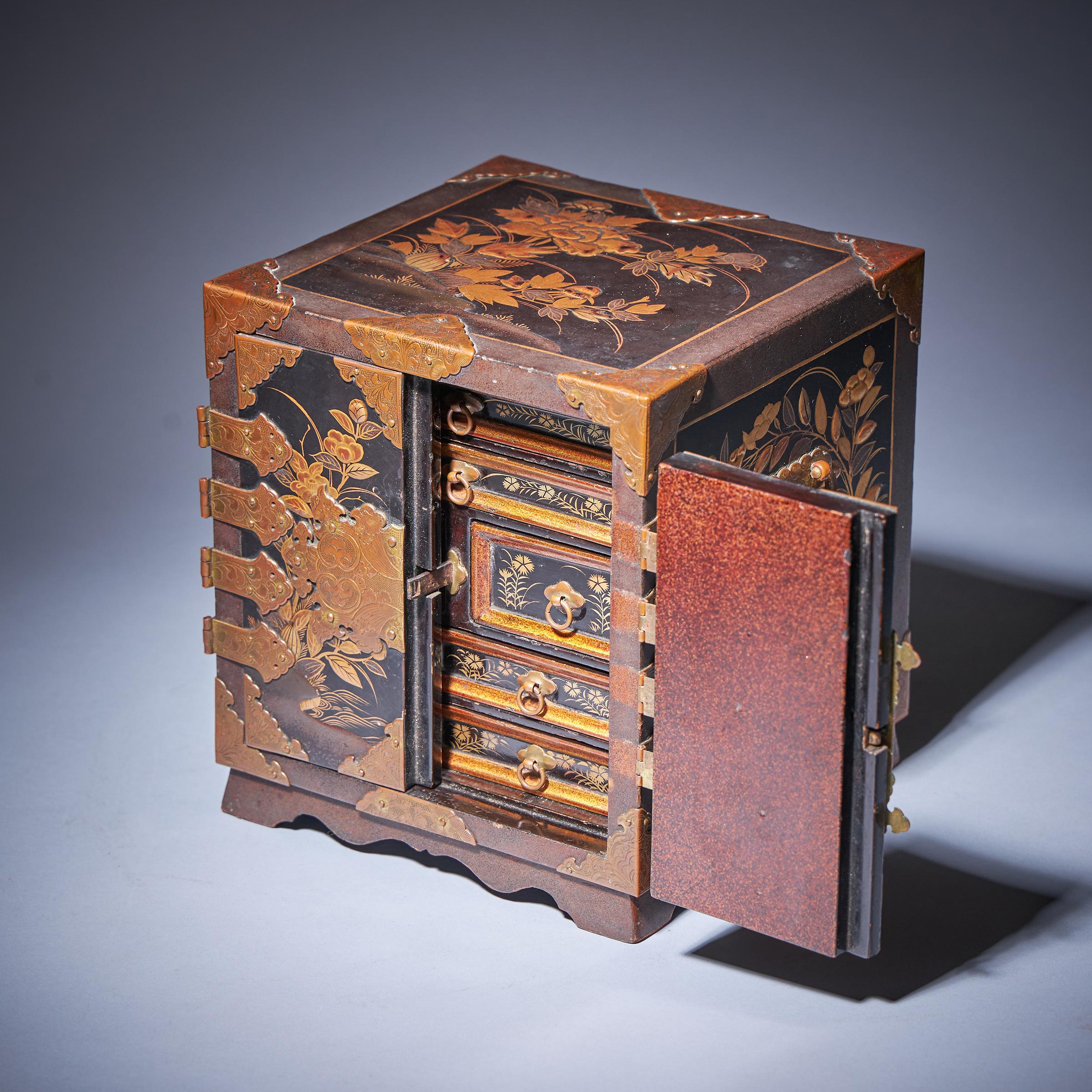 Important Early Edo Period 17th Century Miniature Japanese Lacquer Cabinet For Sale 4