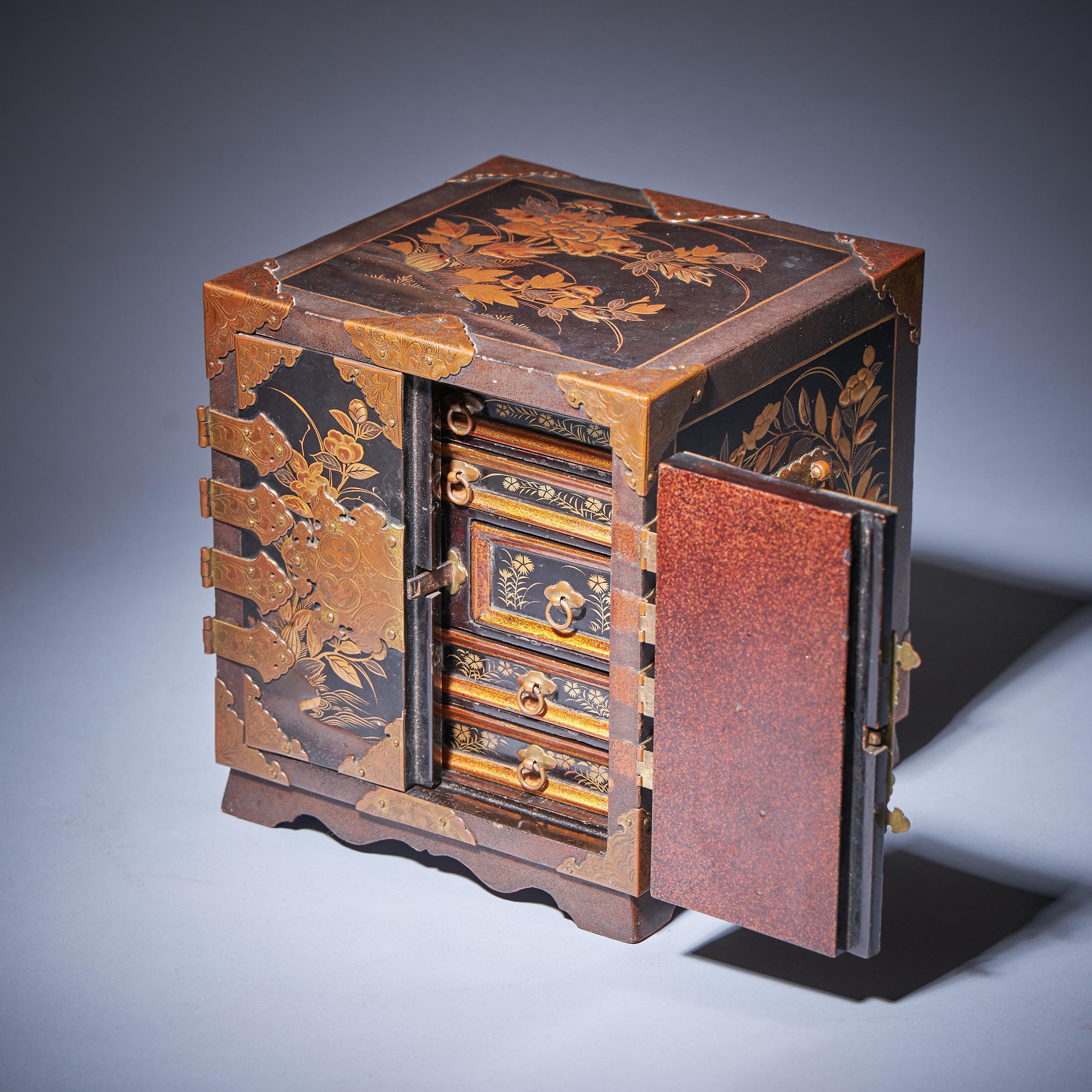 Importante mobile in lacca giapponese in miniatura del primo periodo Edo del XVII secolo in vendita 3