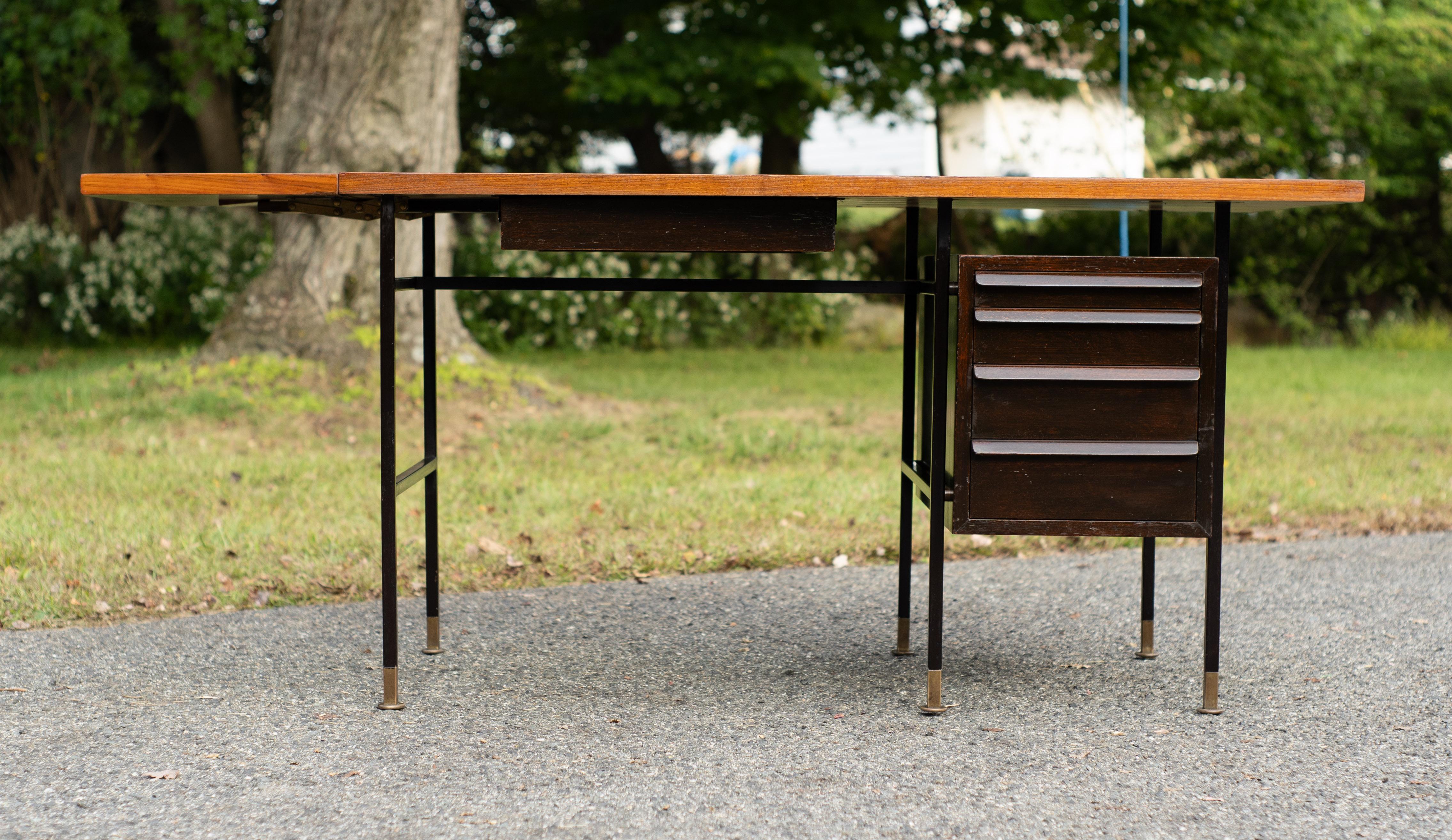Prima che questa scrivania venisse costruita all'inizio degli anni '50, il design dei mobili americani di alta classe era tipicamente irriconoscibile rispetto al design di metà secolo che esplose alla fine degli anni '50. Dall'altra parte
