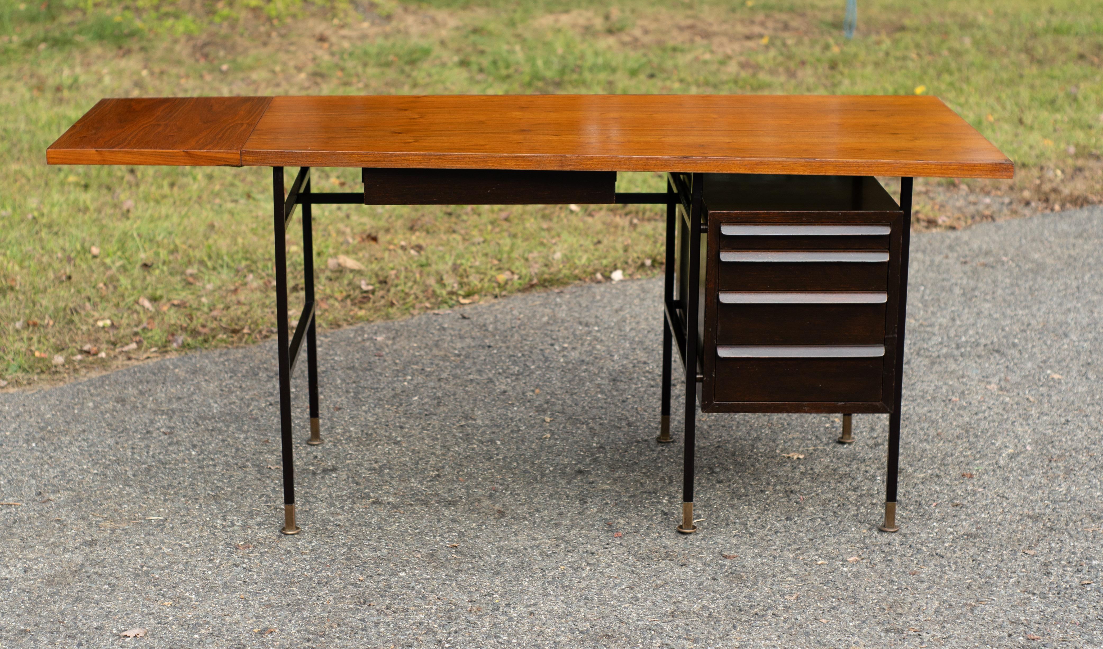 Mid-Century moderno Importante scrivania a ribalta Edward Wormley For Dunbar in noce Tawi e Steele del 1950 in vendita