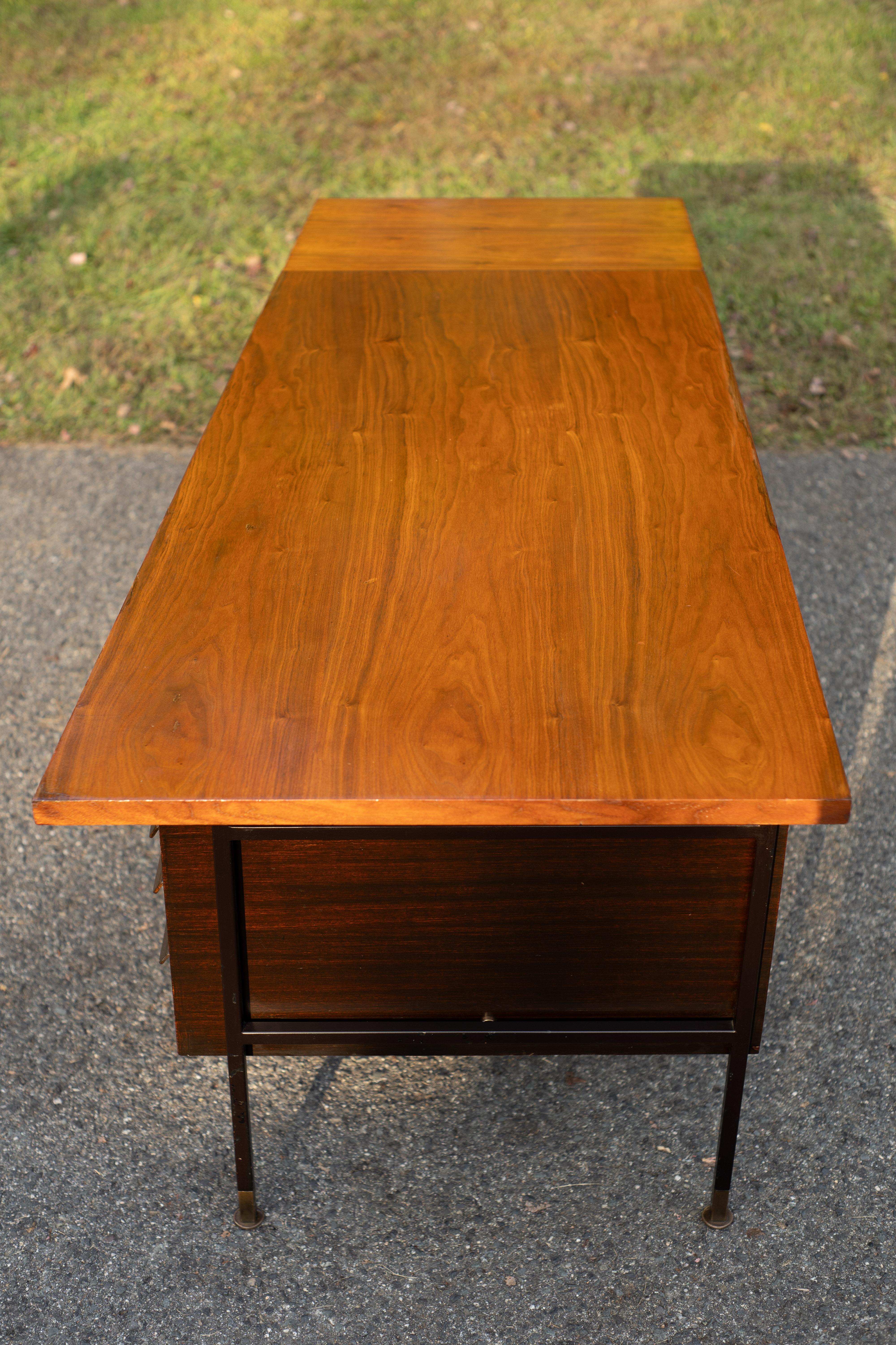 Ottone Importante scrivania a ribalta Edward Wormley For Dunbar in noce Tawi e Steele del 1950 in vendita