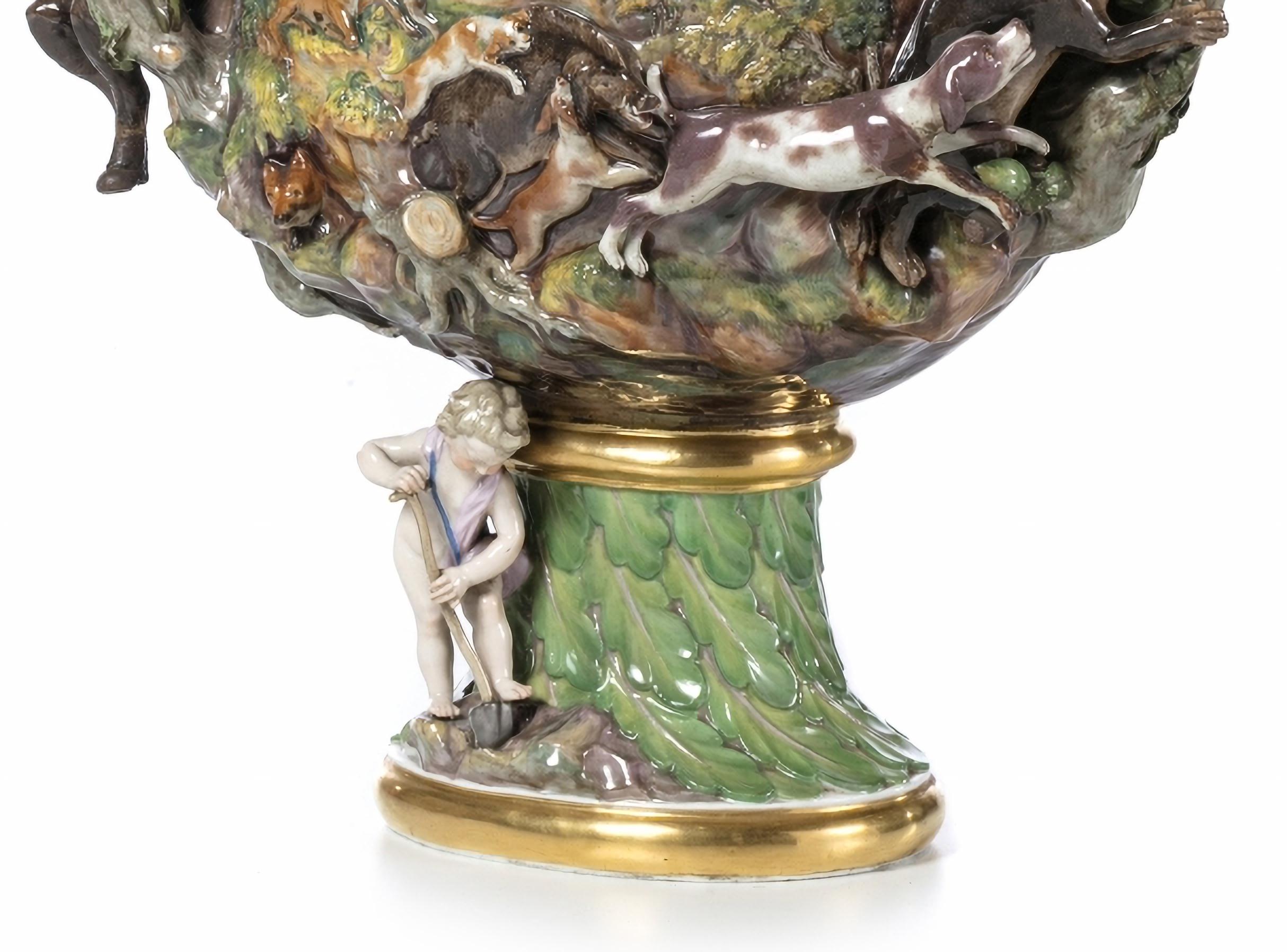 IMPORTANT EMBLEMATIC MUG

In German Meissen porcelain, decoration with putti holding apple basket. Body molded with hunting scene, including a deer, a bear and dogs, flanked by figures.
According to the model of J.J. Kandler.
checked. small