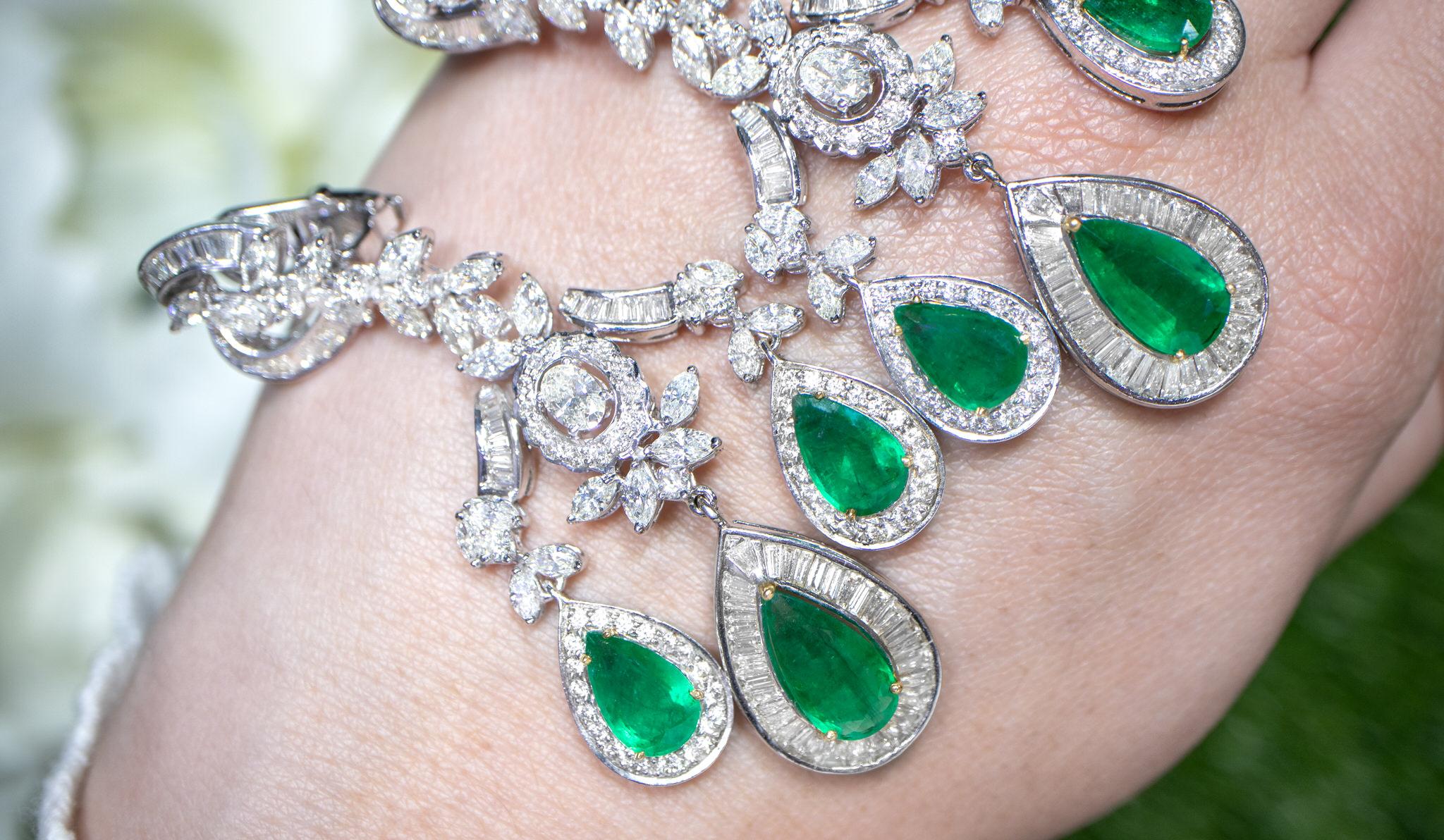 Important Emerald and Diamond Chandelier Earrings 17.89 Carats 18K Gold In Excellent Condition For Sale In Aliso Viejo, CA